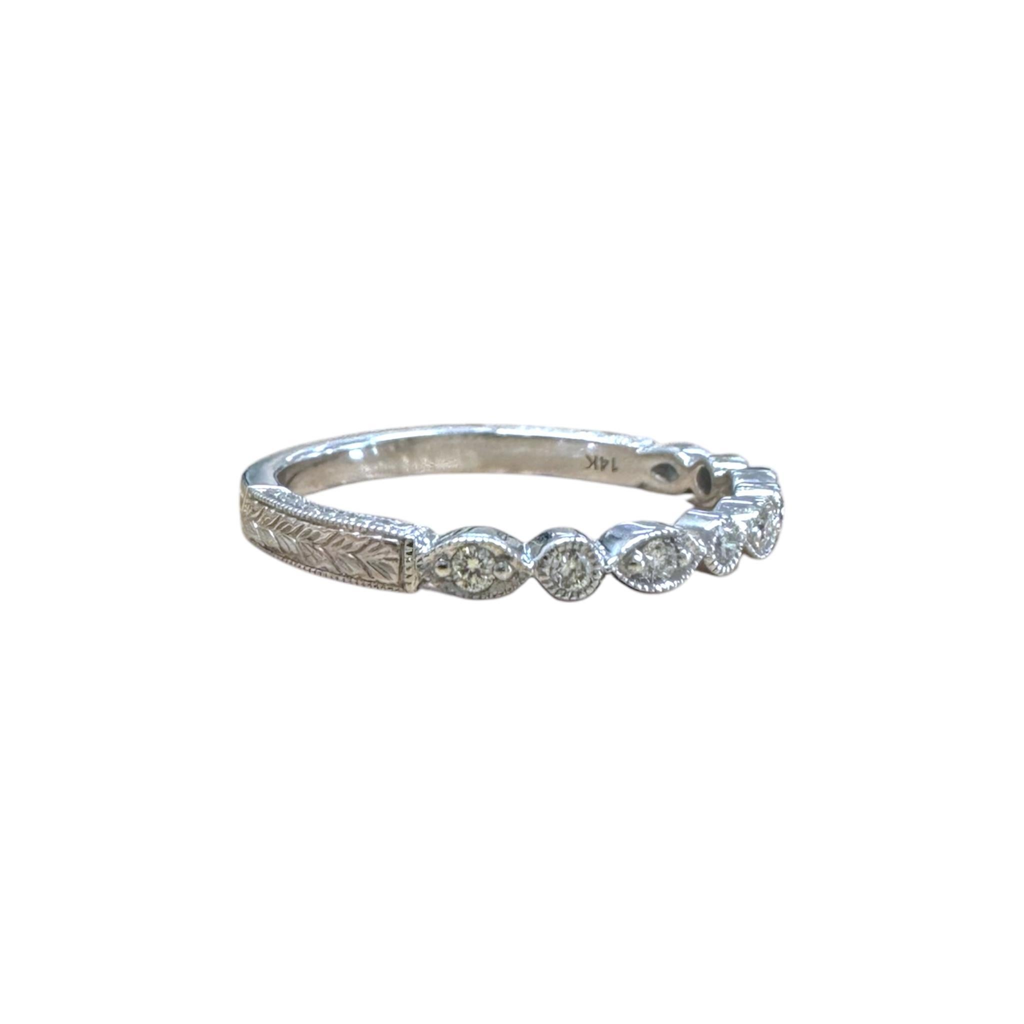 Alliance de style ancien en or blanc 14 carats avec diamants gravés en vente 1