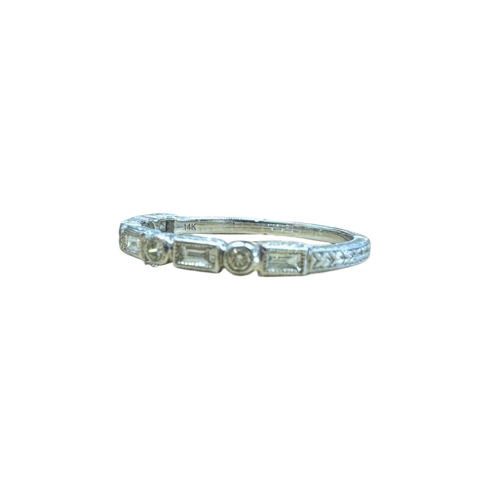 Alliance de style ancien en or blanc 14 carats avec diamants gravés en vente 2