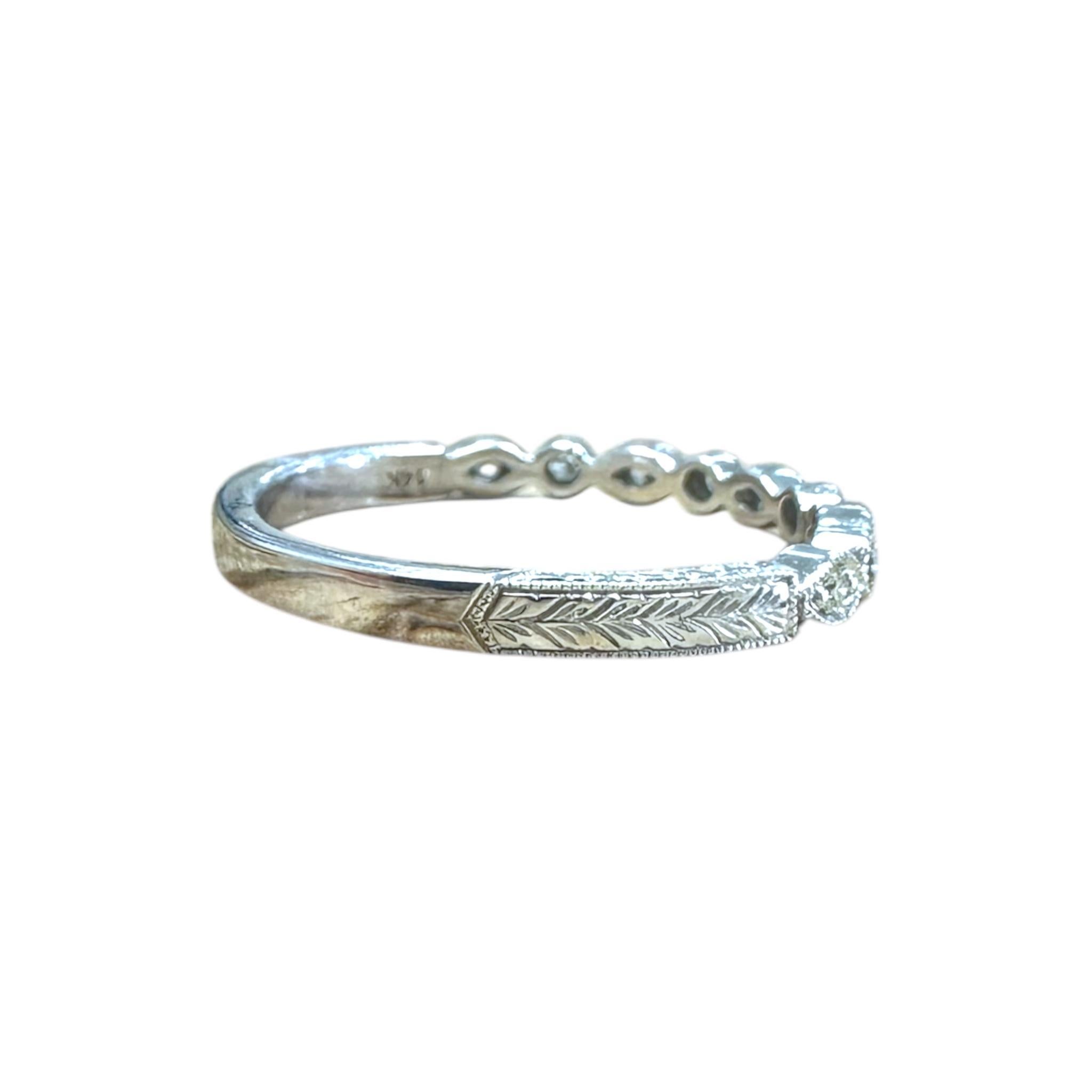 Alliance de style ancien en or blanc 14 carats avec diamants gravés en vente 2