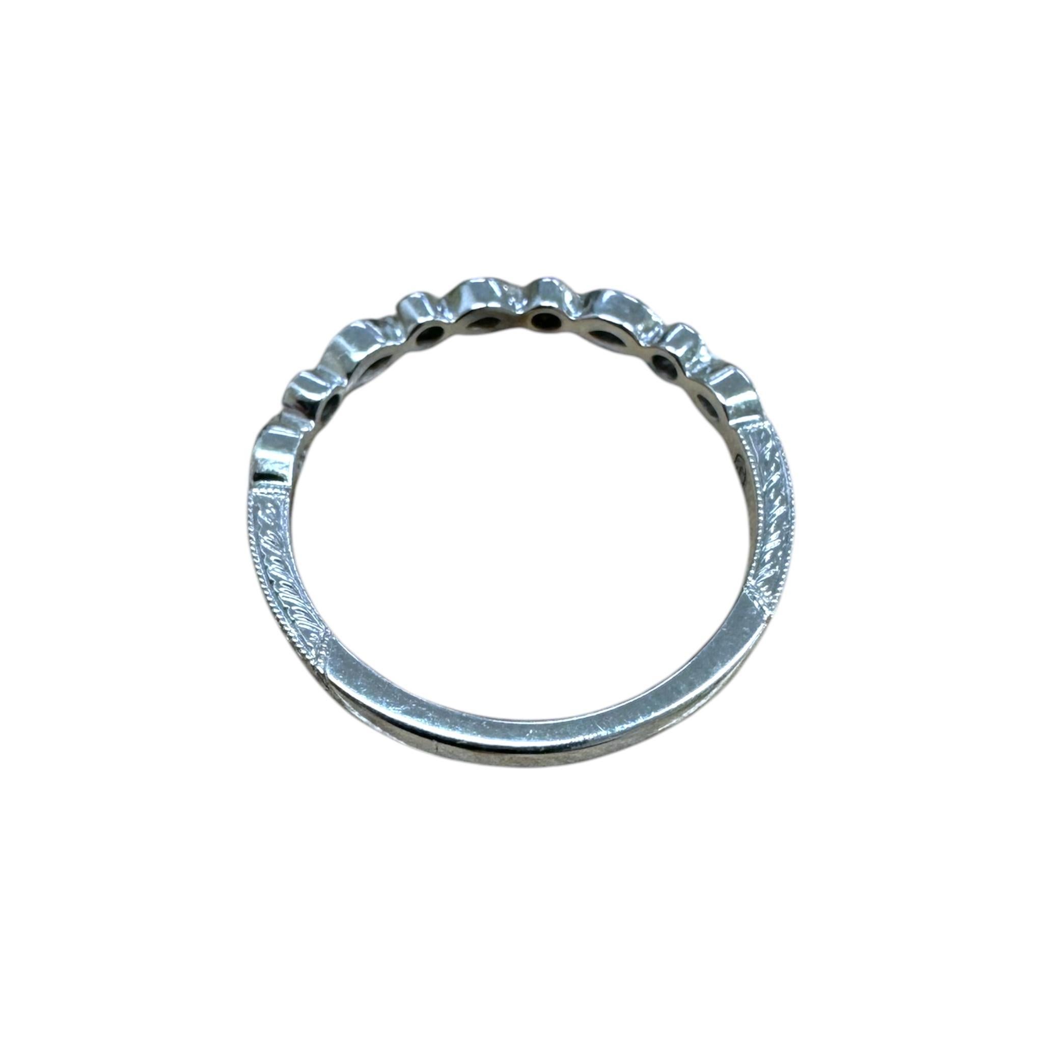 Alliance de style ancien en or blanc 14 carats avec diamants gravés en vente 3