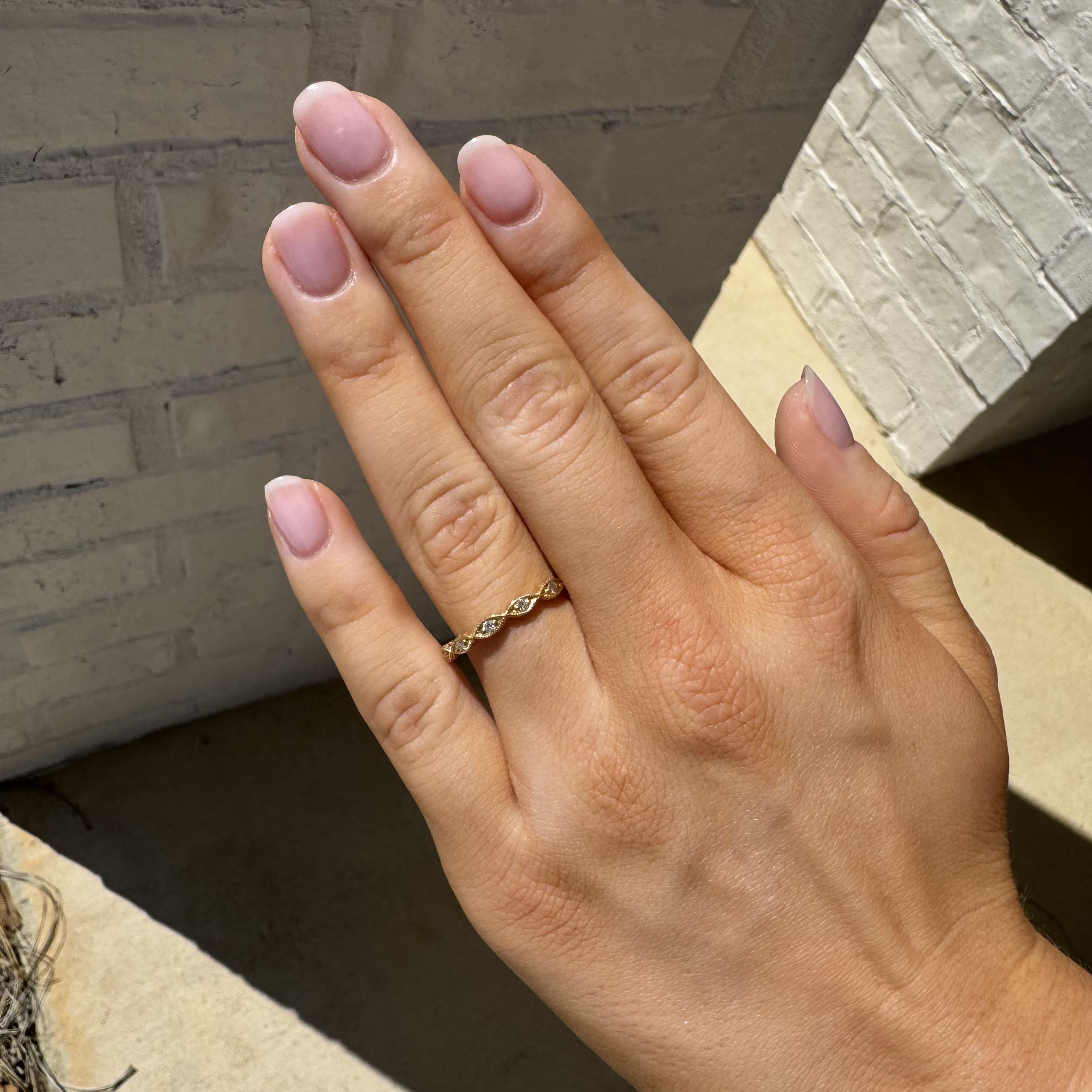 ¡¡Siempre nos encantan estos delicados anillos de diamantes grabados!!

Detalles de la banda
Material: Oro amarillo de 14 quilates
Anchura: 2.5 mm
Peso: 2,0 gramos
Tamaño del dedo: 6 3/4
No es considerable debido al estilo de eternidad

Acentuado