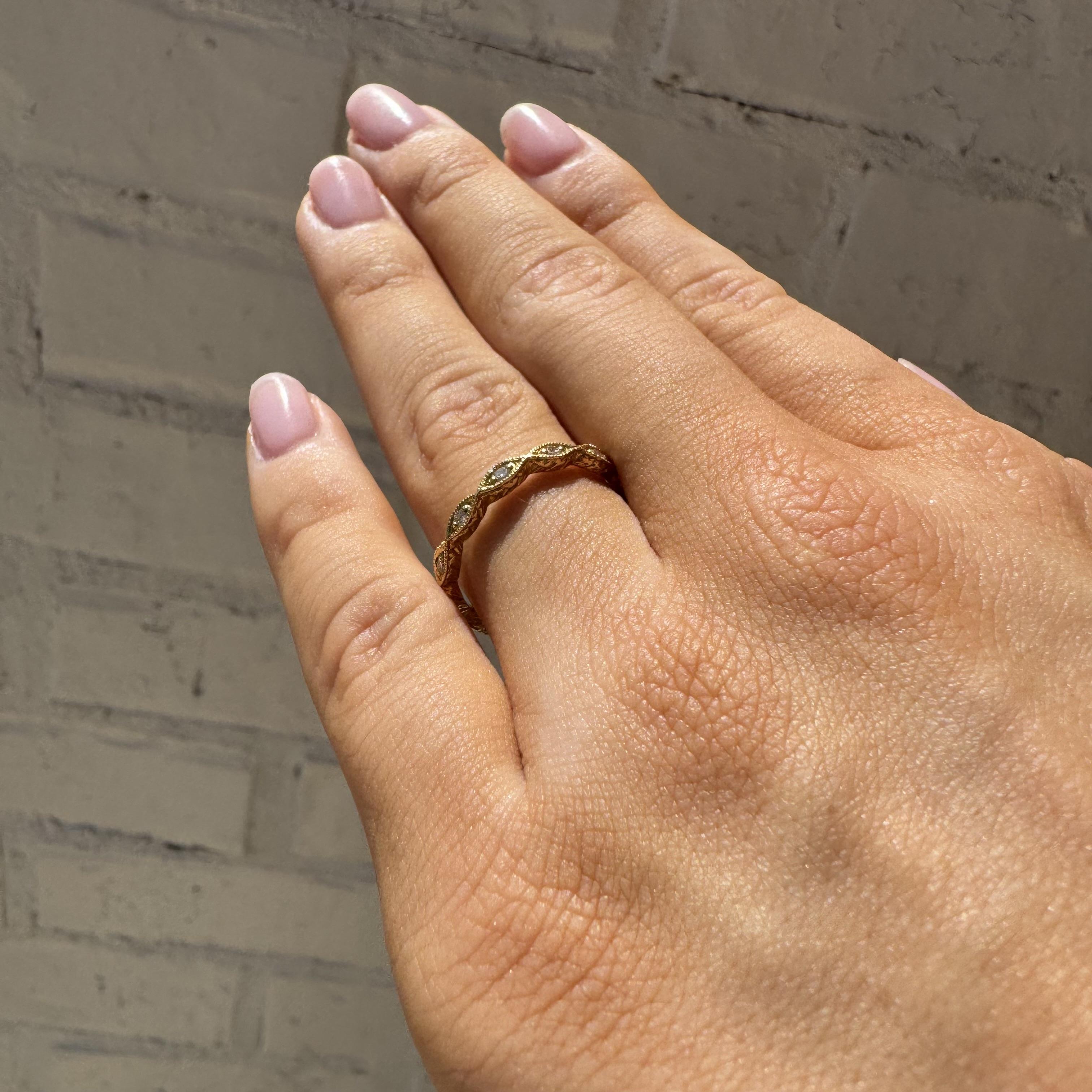Alianza de Diamante Eternidad Grabada Estilo Antiguo Oro Amarillo 14K Corte brillante en venta