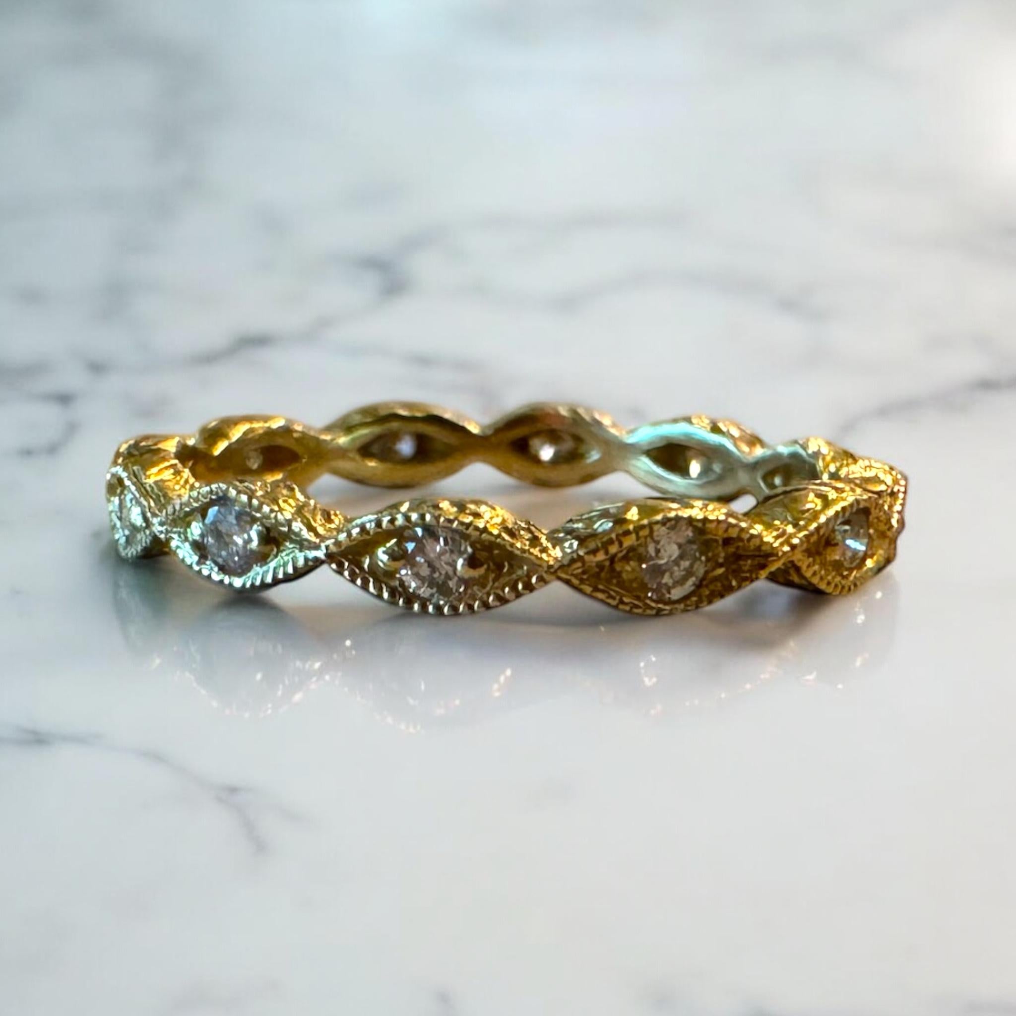 Alianza de Diamante Eternidad Grabada Estilo Antiguo Oro Amarillo 14K en venta 3