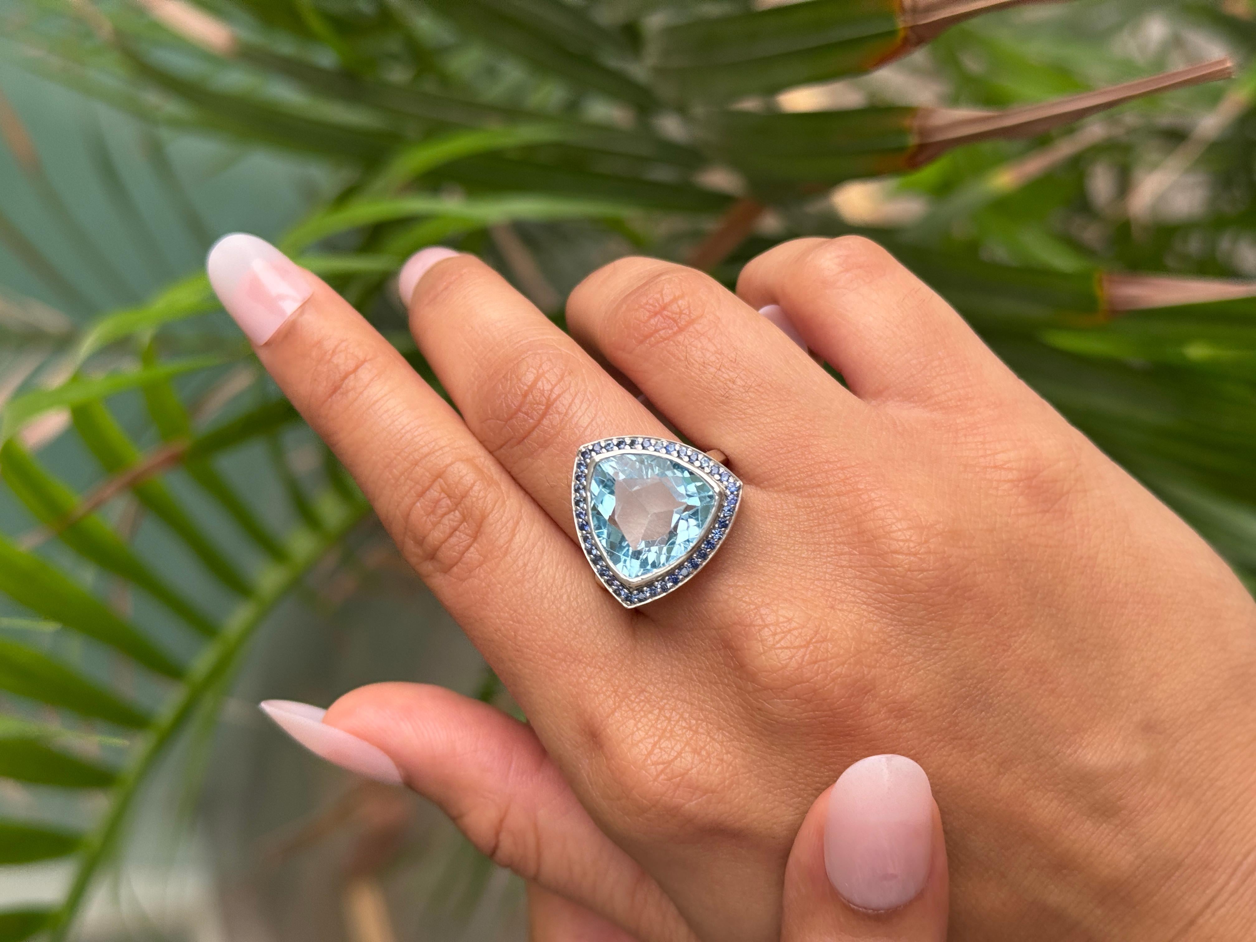 En vente :  Bague cocktail en argent de style ancien avec trillion facetté de topaze naturelle et de saphir 6