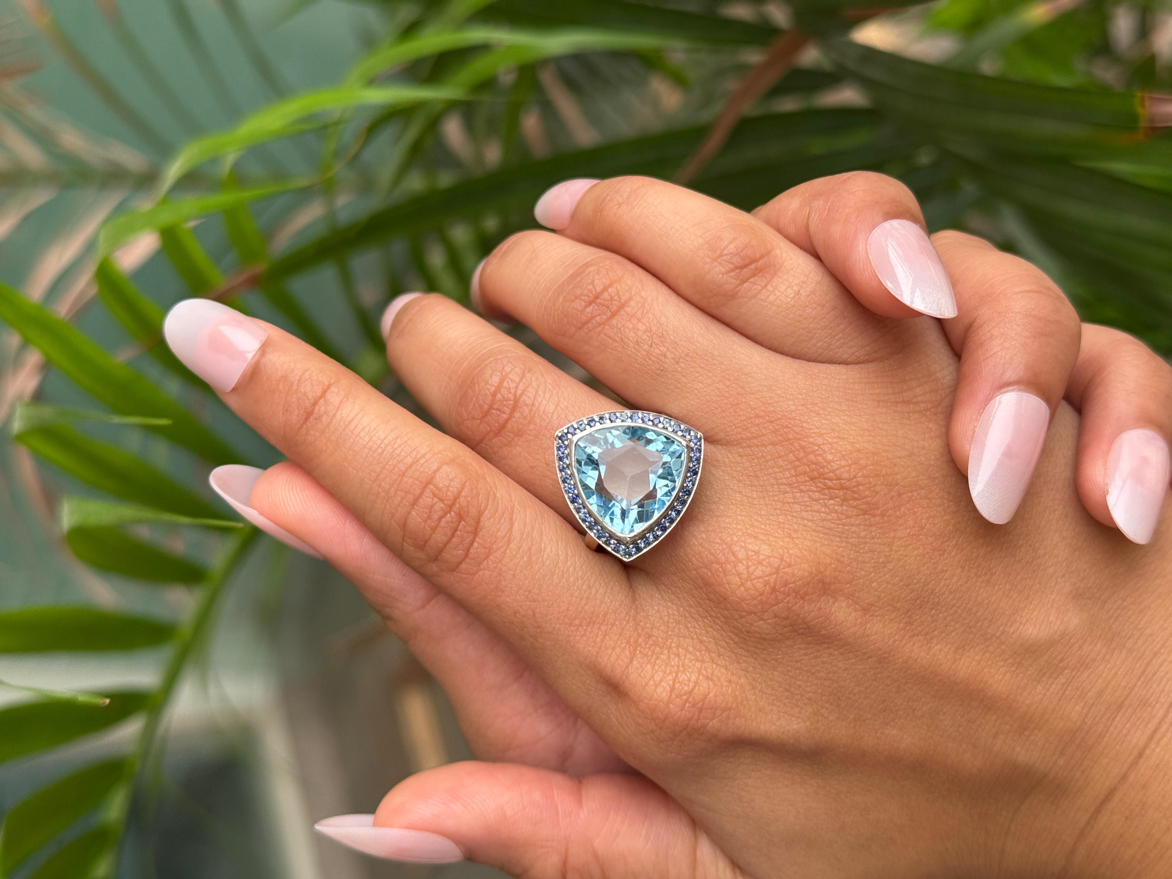 En vente :  Bague cocktail en argent de style ancien avec trillion facetté de topaze naturelle et de saphir 2