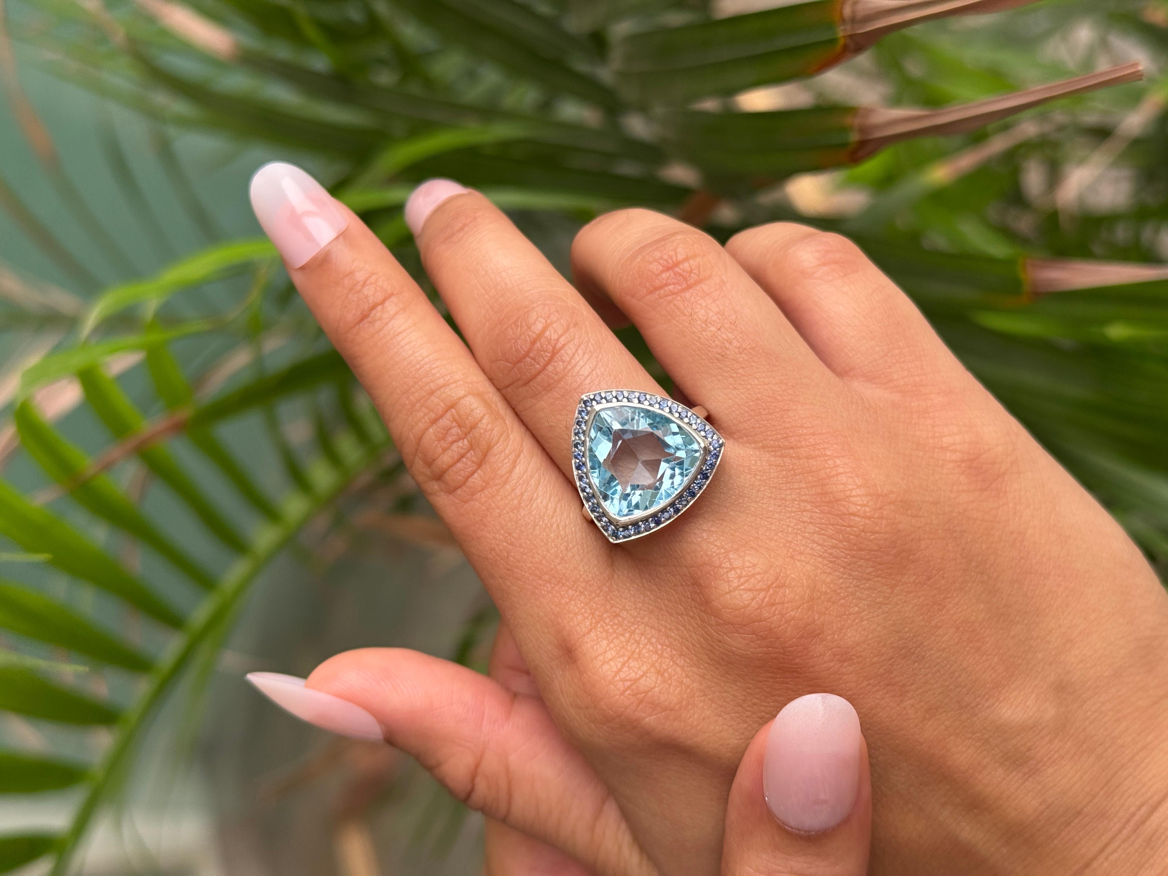 En vente :  Bague cocktail en argent de style ancien avec trillion facetté de topaze naturelle et de saphir 4