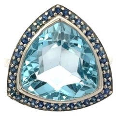 Anello d'argento da cocktail in stile antico con topazio naturale sfaccettato e zaffiro