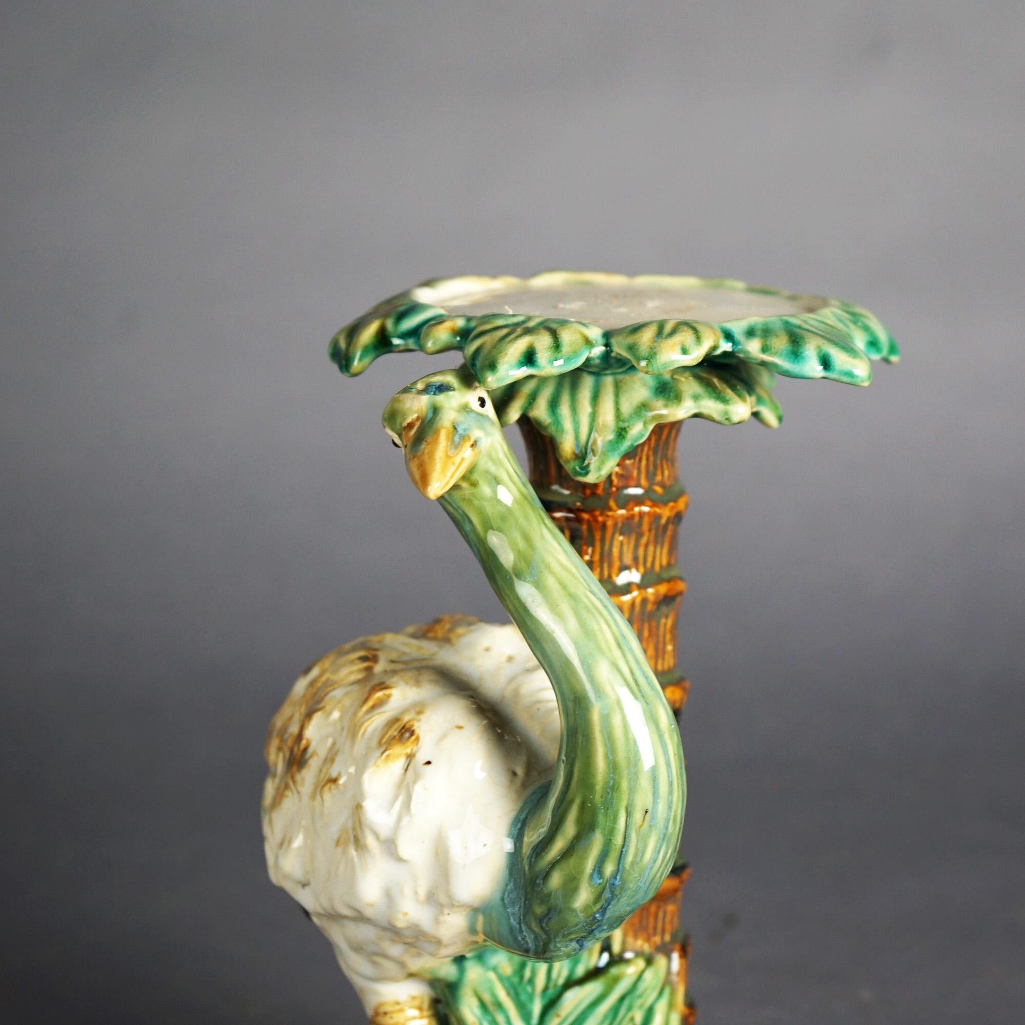 Antiker figuraler Majolika-Keramik Stand mit Emu und Palme, 20.

Maße - 11 