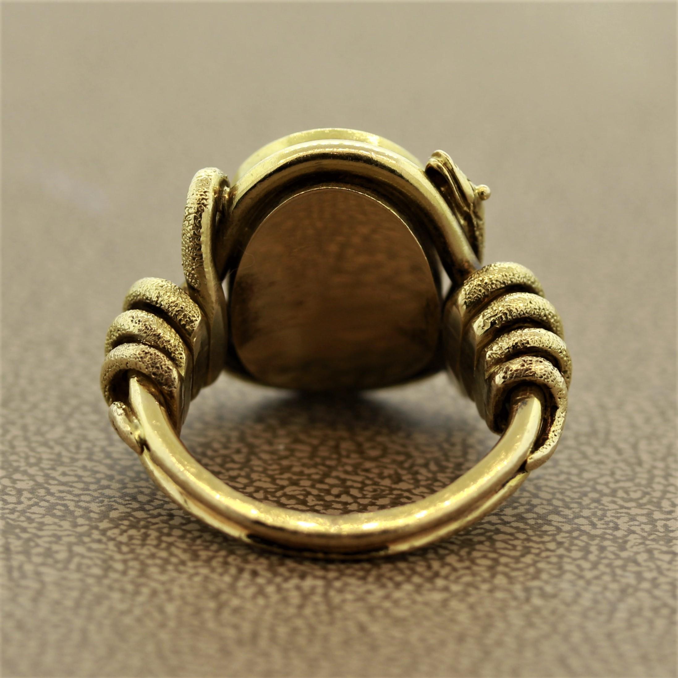 Antik Stil Granat Gold Schlange Cocktail Ring im Zustand „Neu“ im Angebot in Beverly Hills, CA
