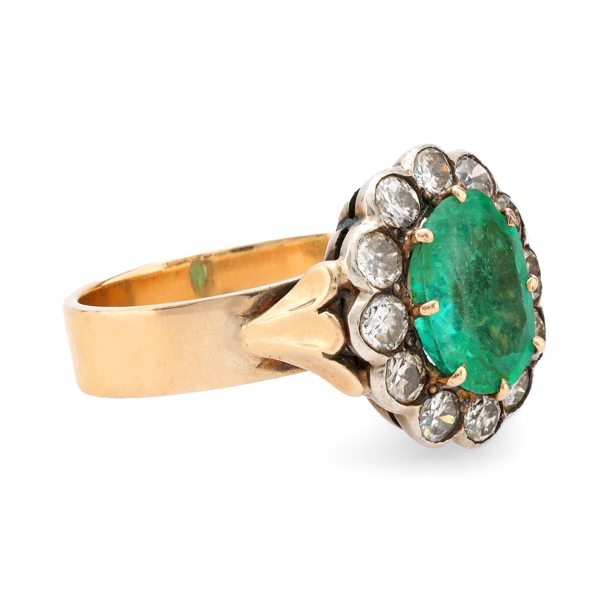 Contemporain Bague à grappes en or jaune 14 carats, diamants et émeraude de 1,70 carat, certifiée GIA, de style ancien en vente