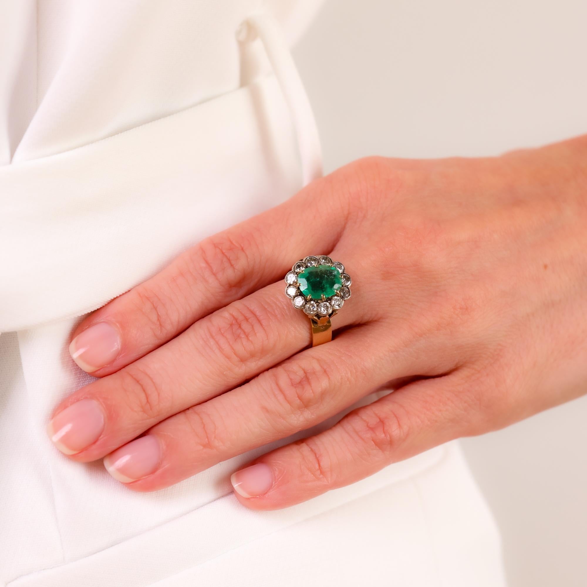 Taille ovale Bague à grappes en or jaune 14 carats, diamants et émeraude de 1,70 carat, certifiée GIA, de style ancien en vente