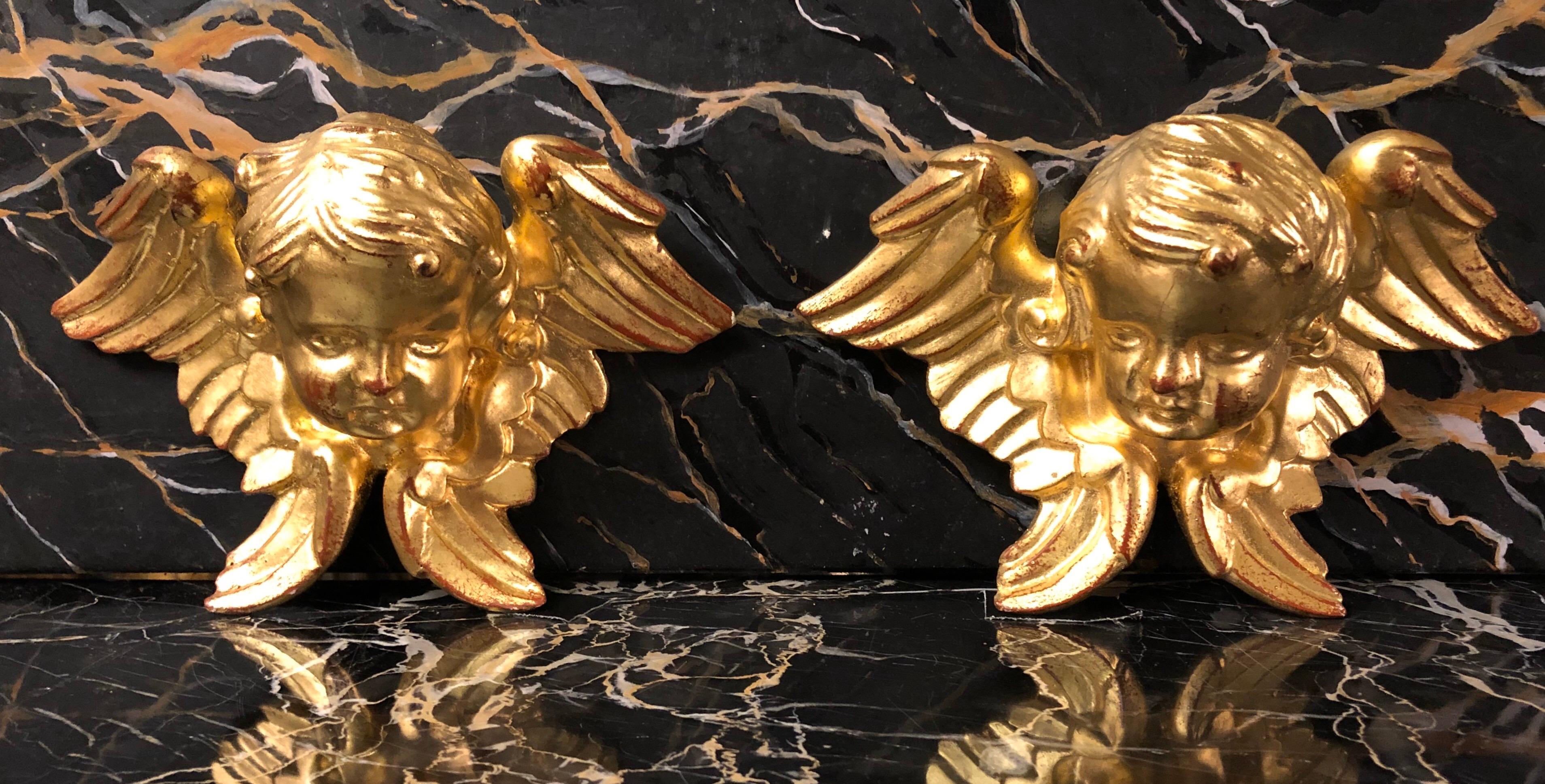 Antique Style Giltwood Pair of Small Sculpted Wood Winged Angels In Good Condition For Sale In Fort Lauderdale, FL