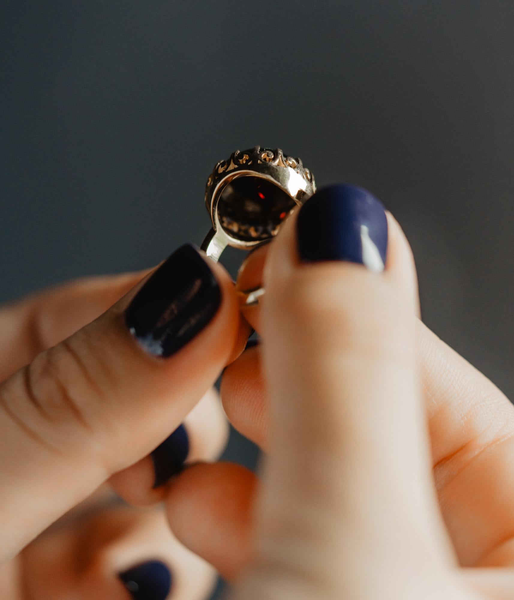 Antique Style Gold Garnet Cabochon Ring, Large Unisex Solid 10k Gold Garnet Ring For Sale 1
