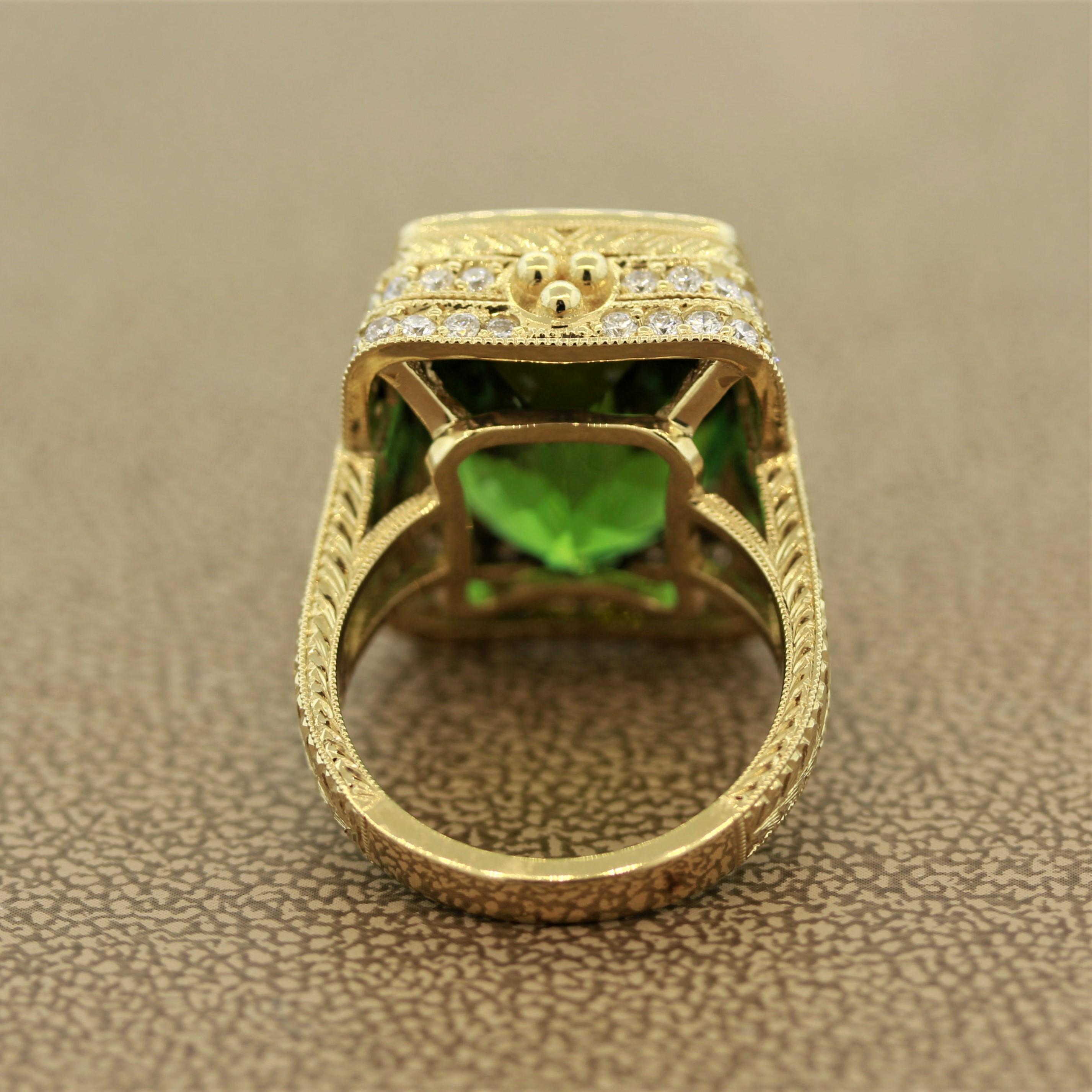Bague cocktail en or et diamants avec tourmaline verte de style ancien Unisexe en vente