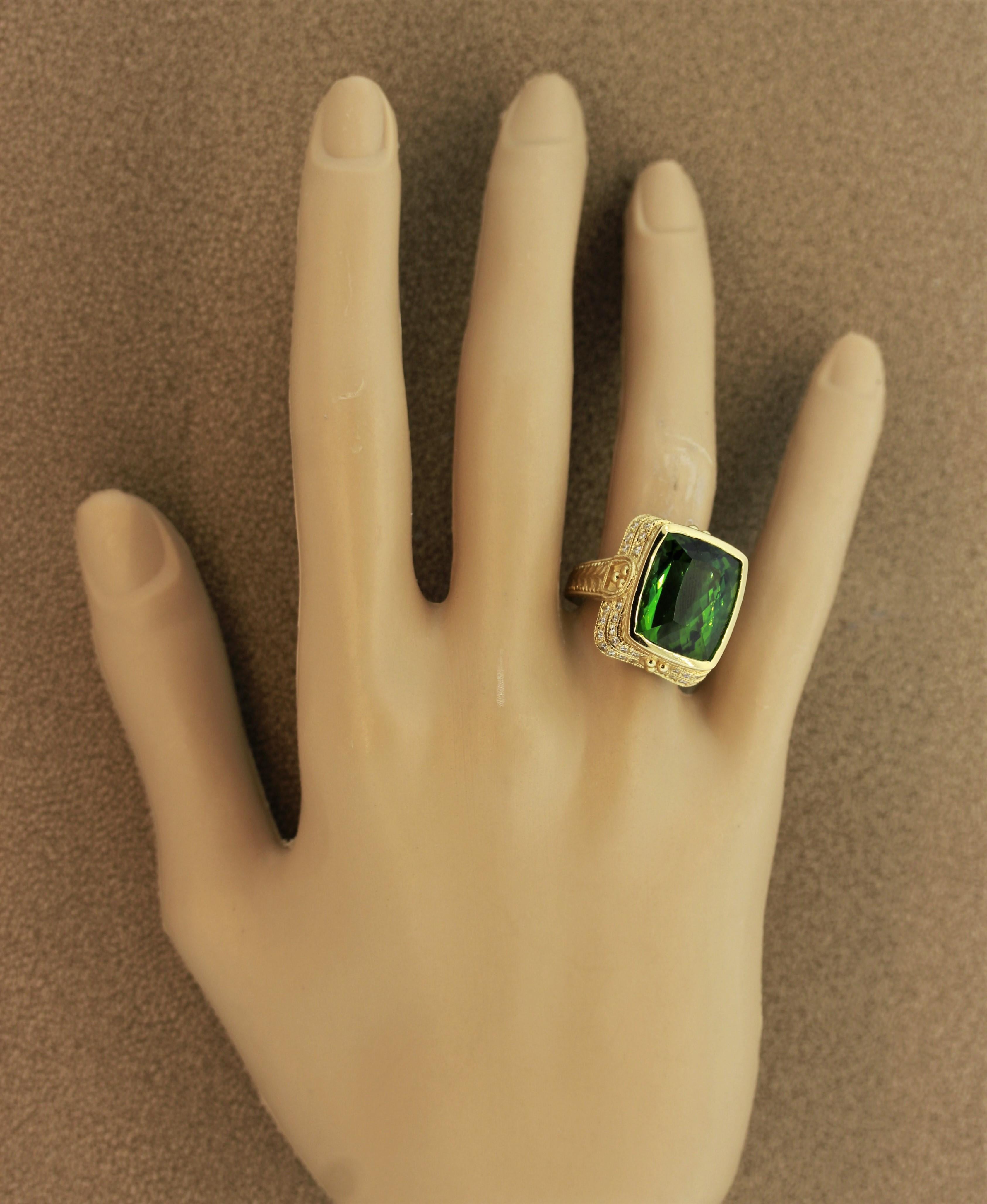 Bague cocktail en or et diamants avec tourmaline verte de style ancien en vente 2