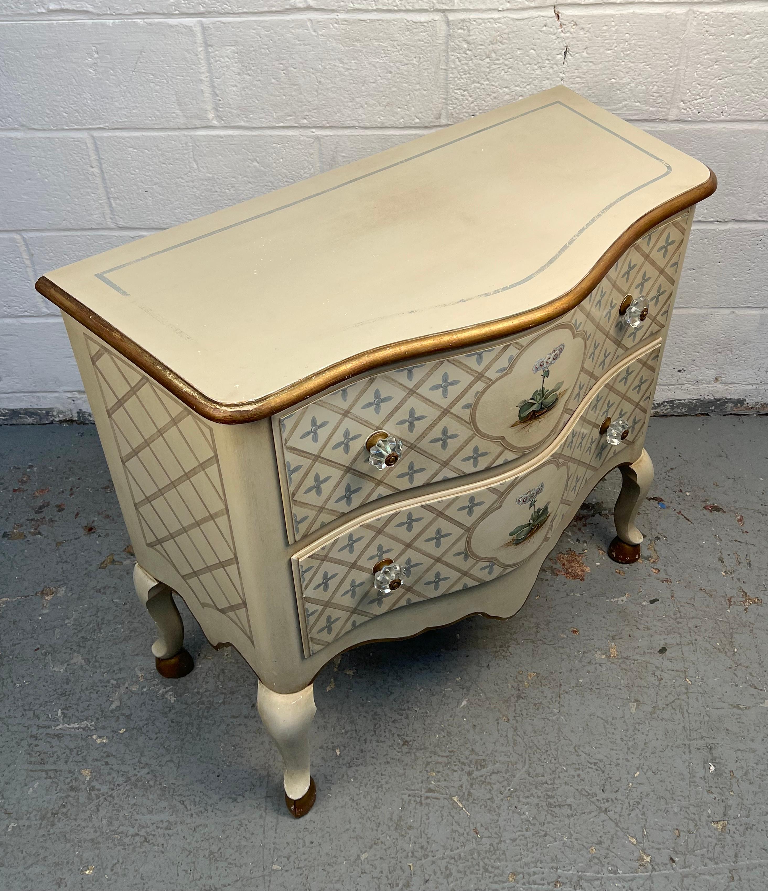 Commode rococo florale peinte à la main, de style ancien en vente 3