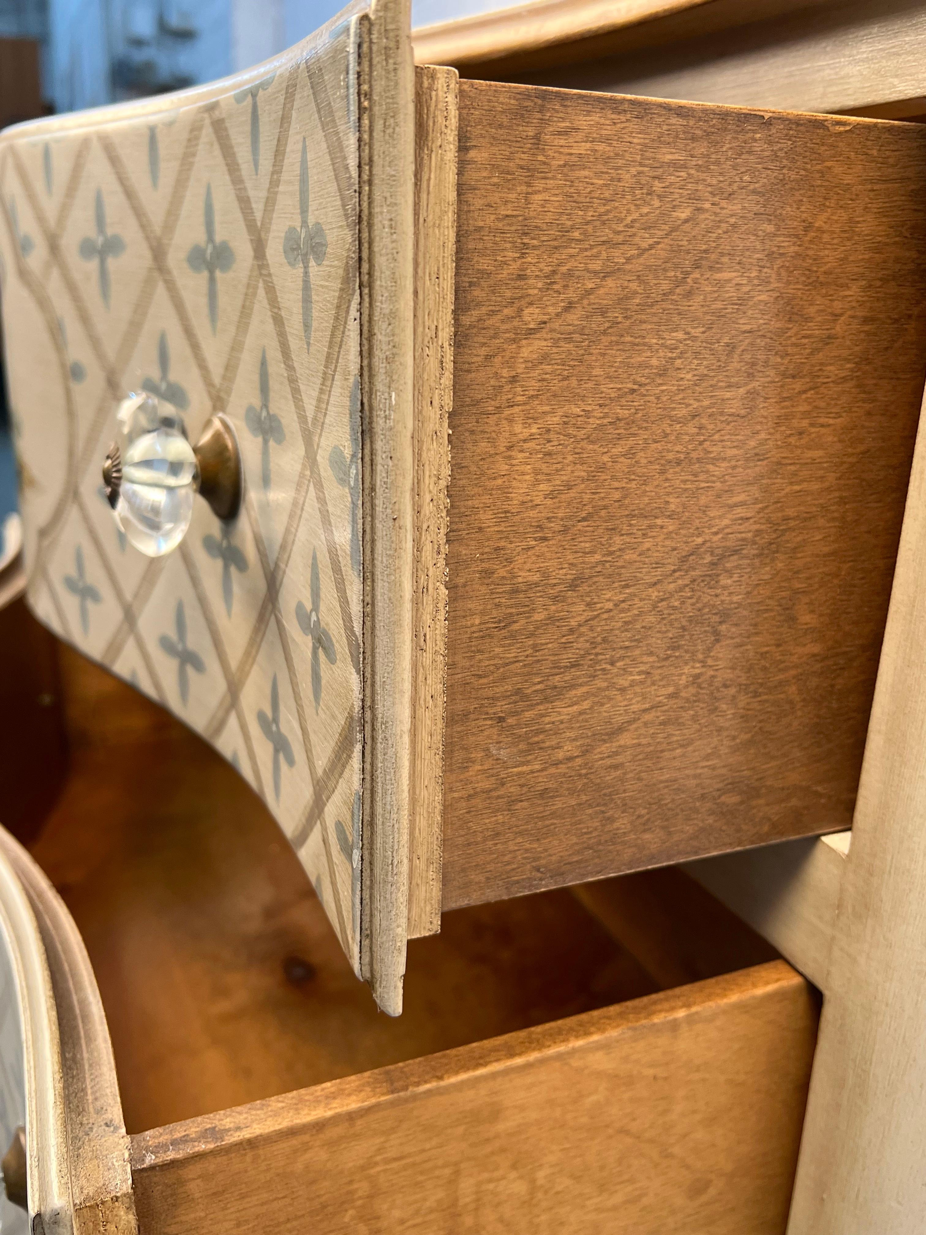 Commode rococo florale peinte à la main, de style ancien en vente 5