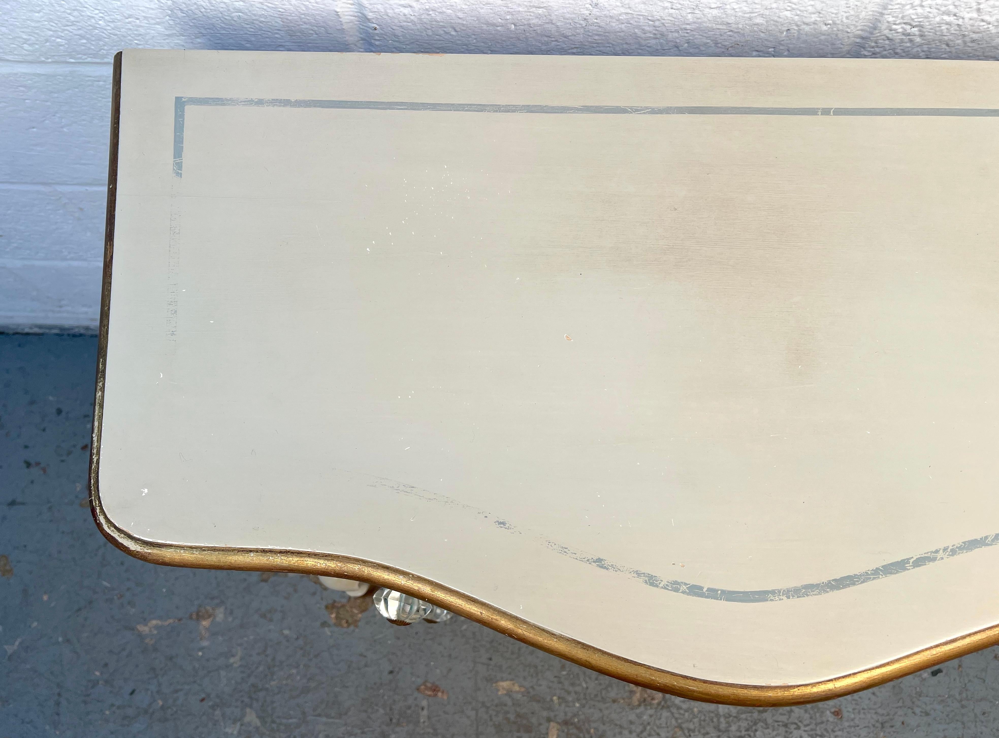 Commode rococo florale peinte à la main, de style ancien en vente 7