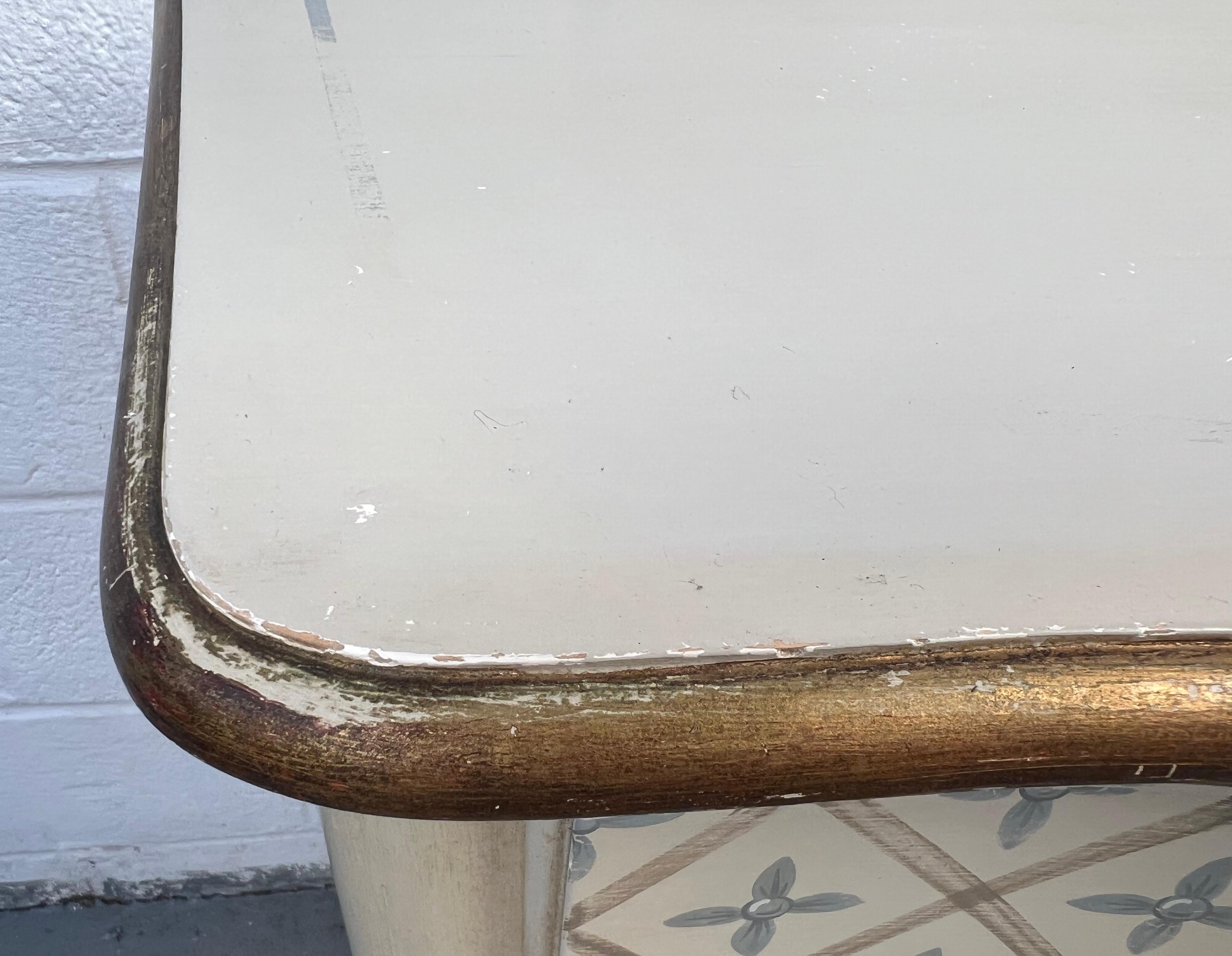 Commode rococo florale peinte à la main, de style ancien en vente 8