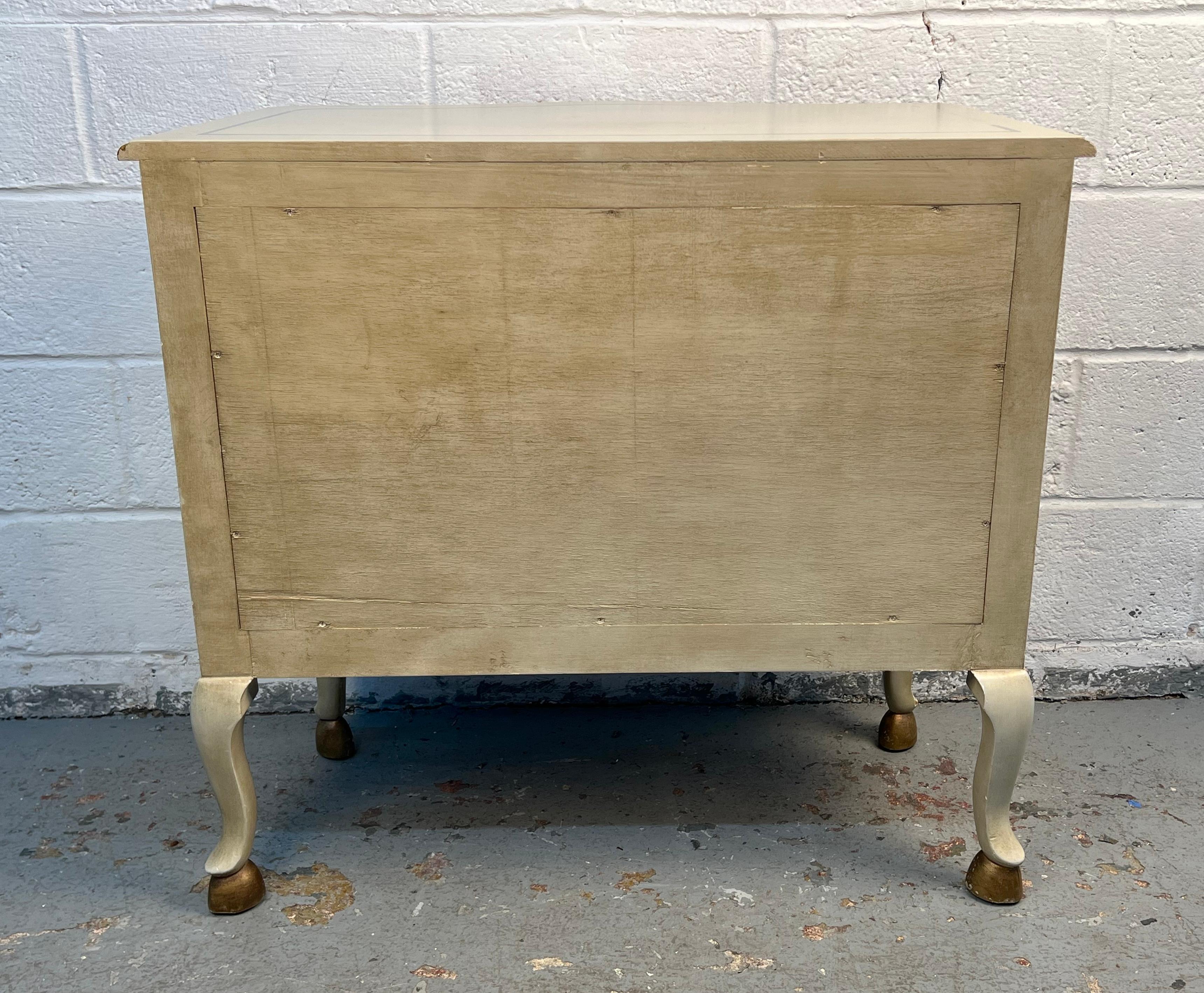 Commode rococo florale peinte à la main, de style ancien en vente 9