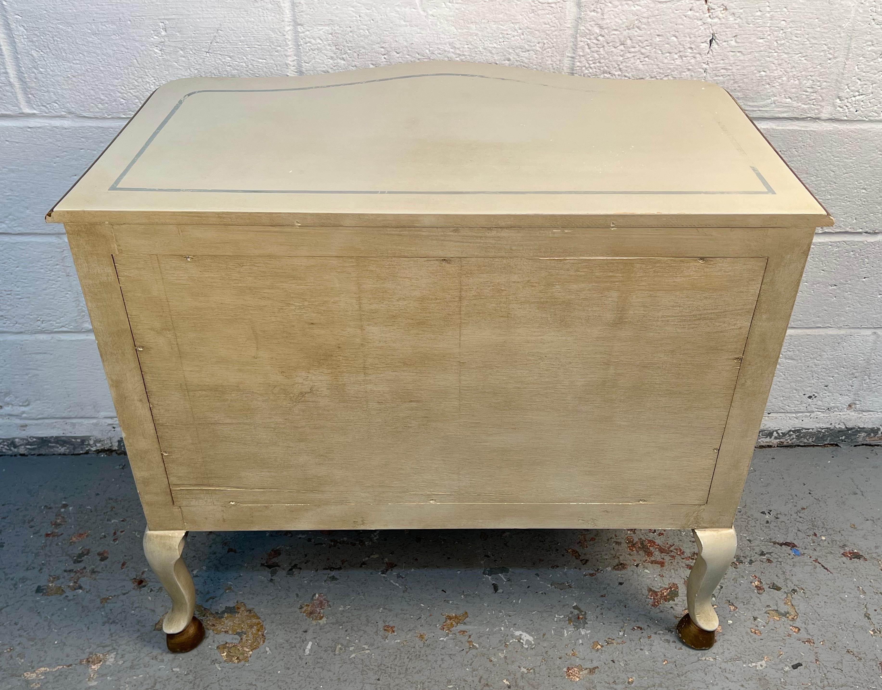 Commode rococo florale peinte à la main, de style ancien en vente 10