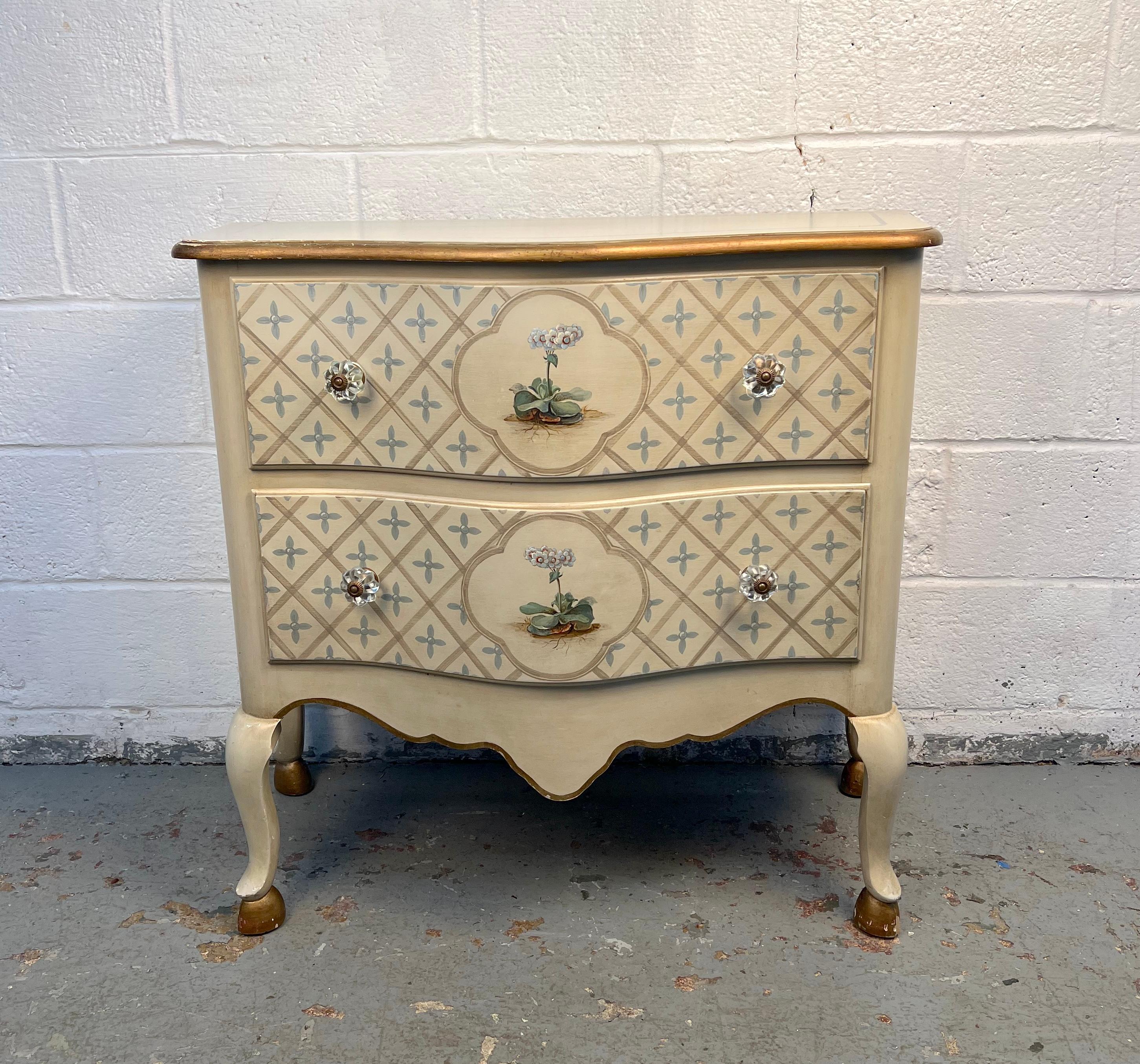 Cette commode ancienne ajoute une touche de fantaisie et de charme à toute chambre ou salle de séjour dans laquelle elle se trouve. Toutes les ferrures sont d'origine et en très bon état, et les tiroirs sont parfaitement fonctionnels et spacieux.