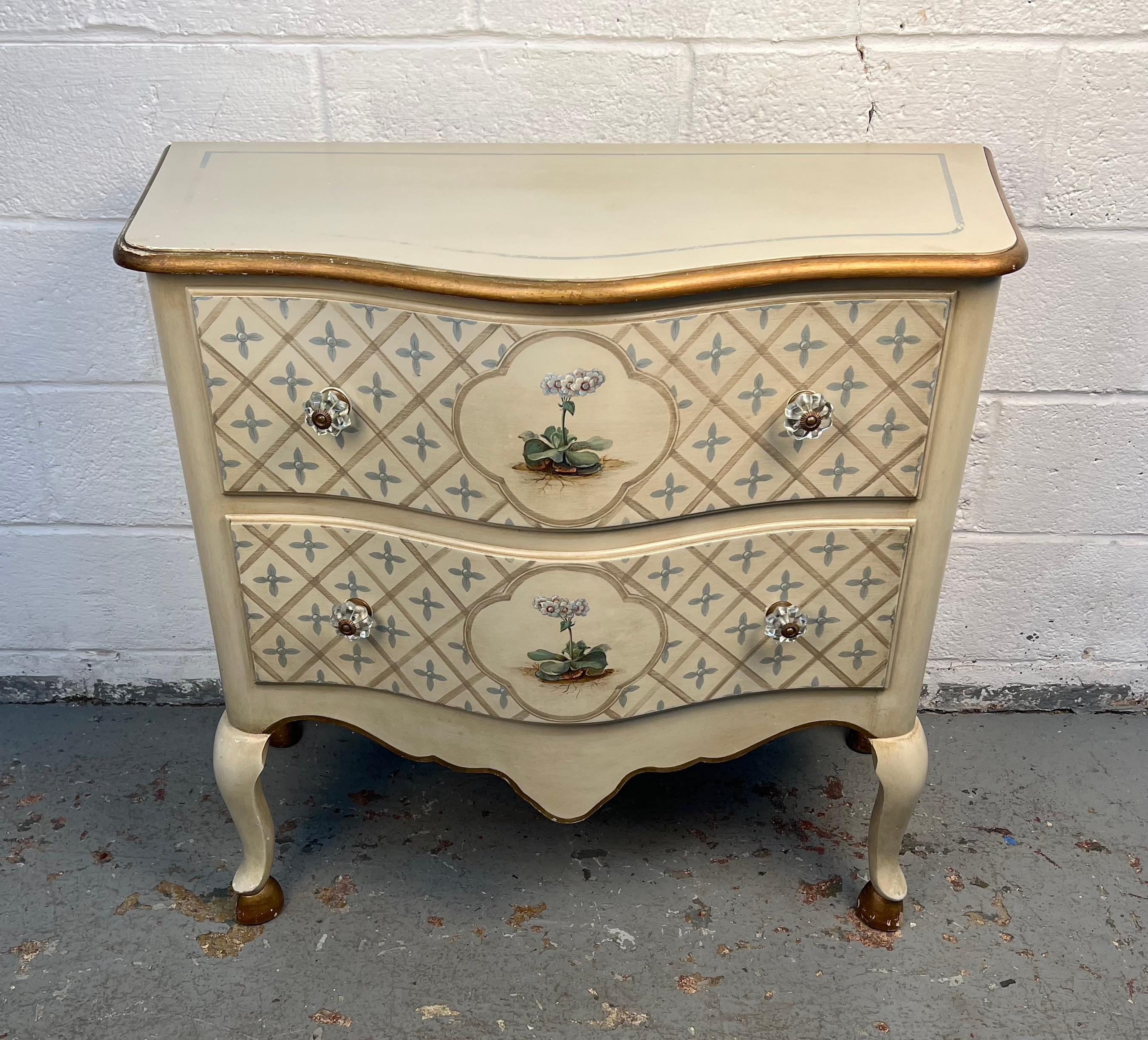 Rococo Commode rococo florale peinte à la main, de style ancien en vente