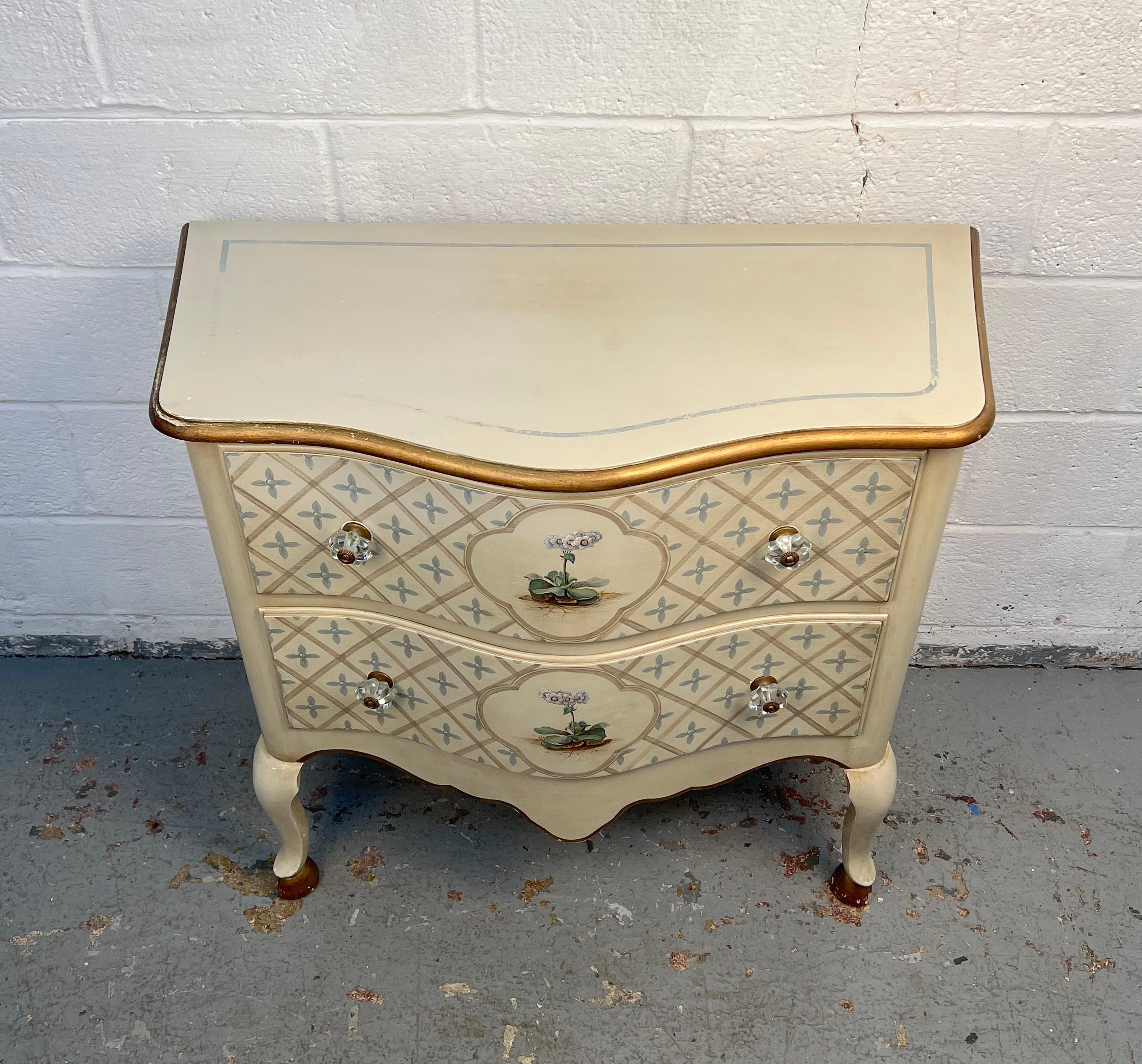Français Commode rococo florale peinte à la main, de style ancien en vente