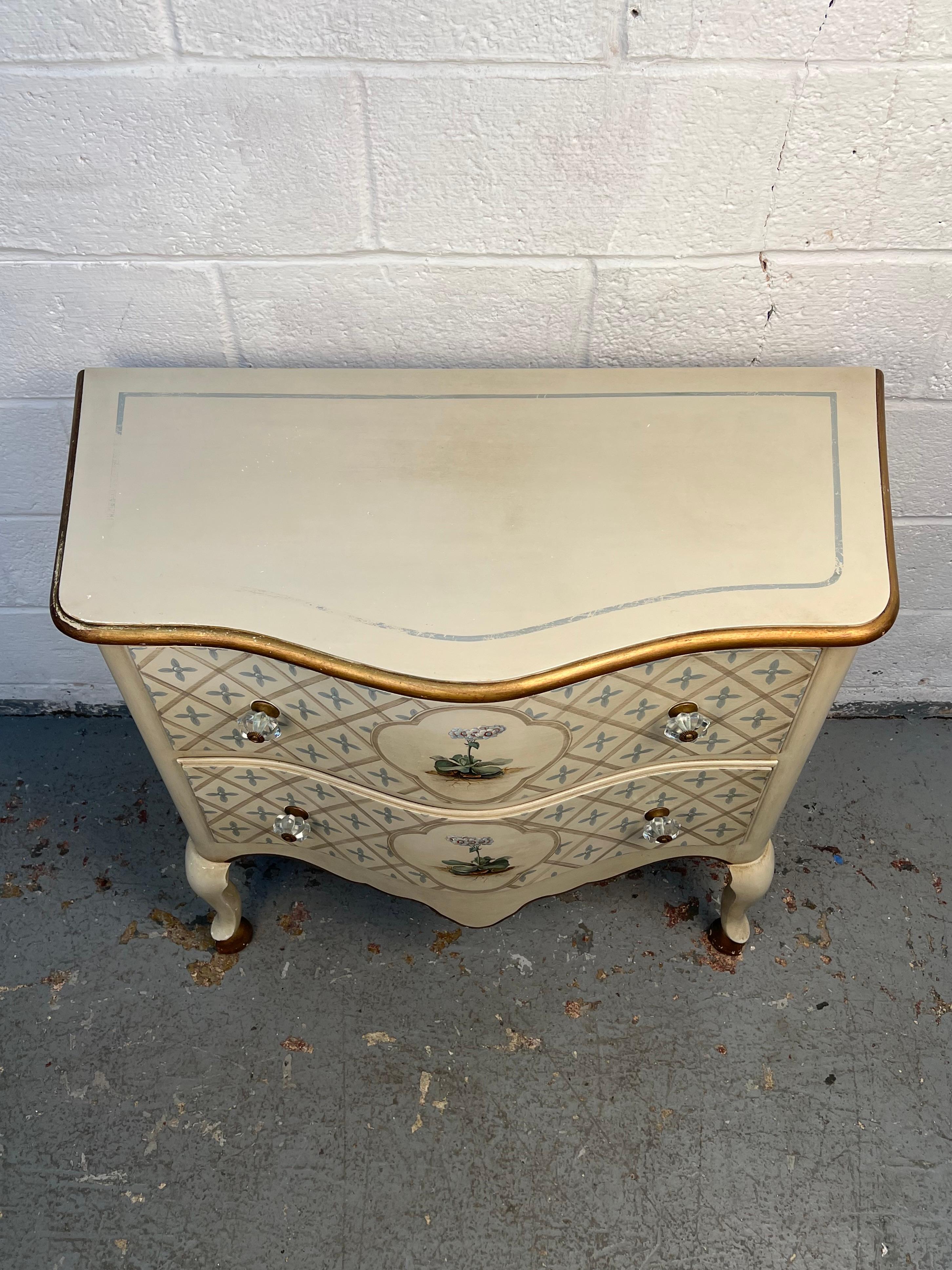 Commode rococo florale peinte à la main, de style ancien Bon état - En vente à Brooklyn, NY