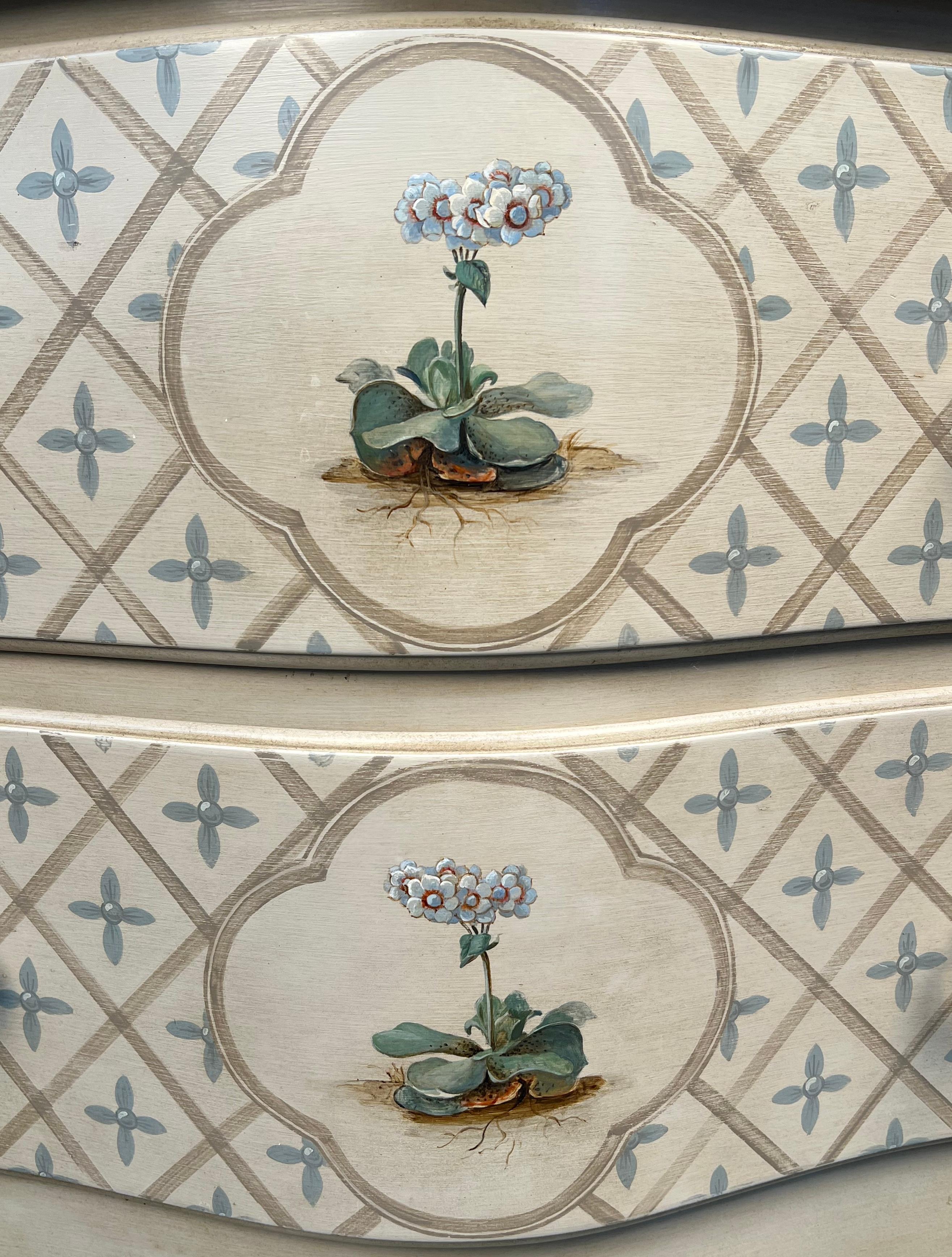 20ième siècle Commode rococo florale peinte à la main, de style ancien en vente