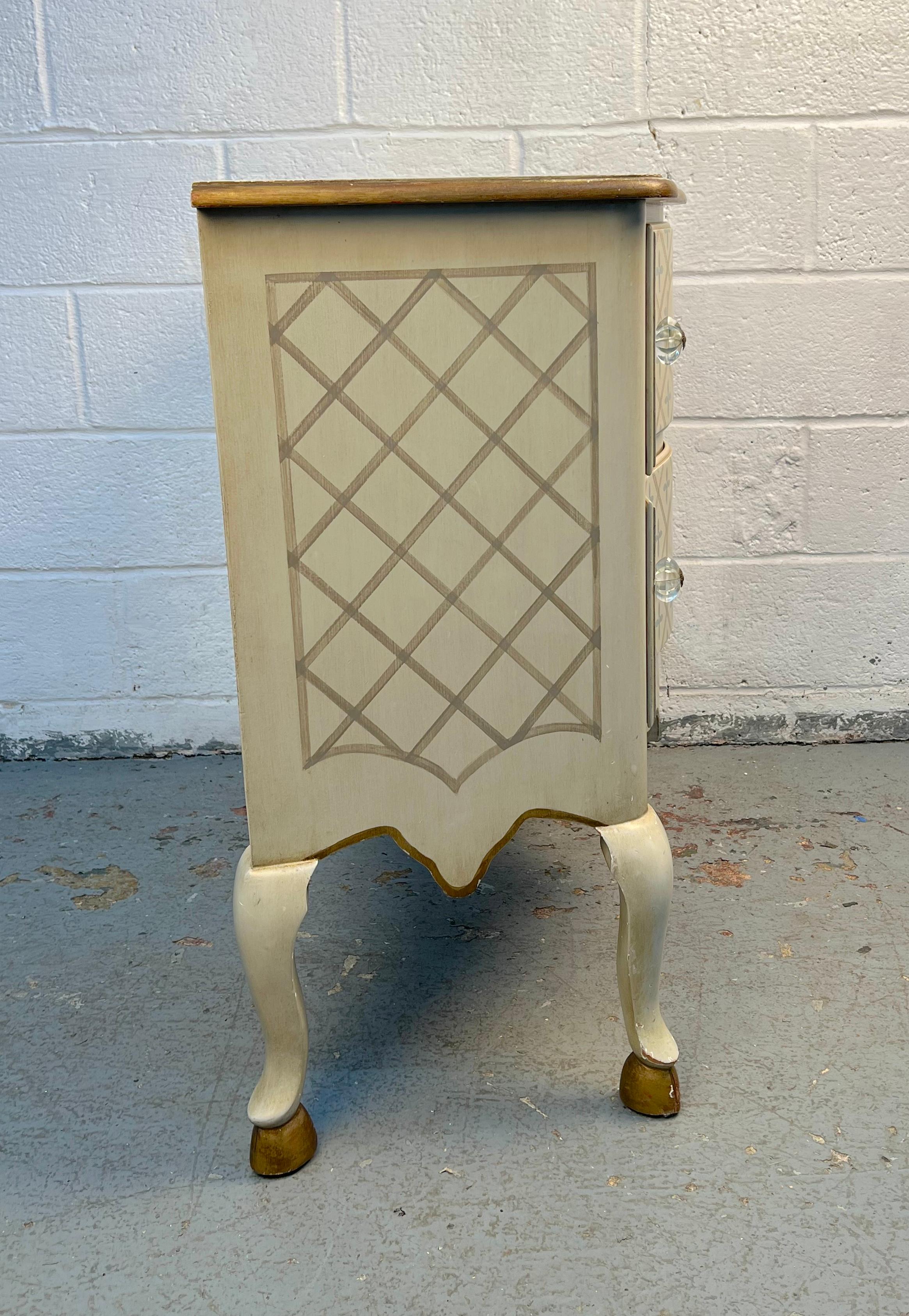 Noyer Commode rococo florale peinte à la main, de style ancien en vente