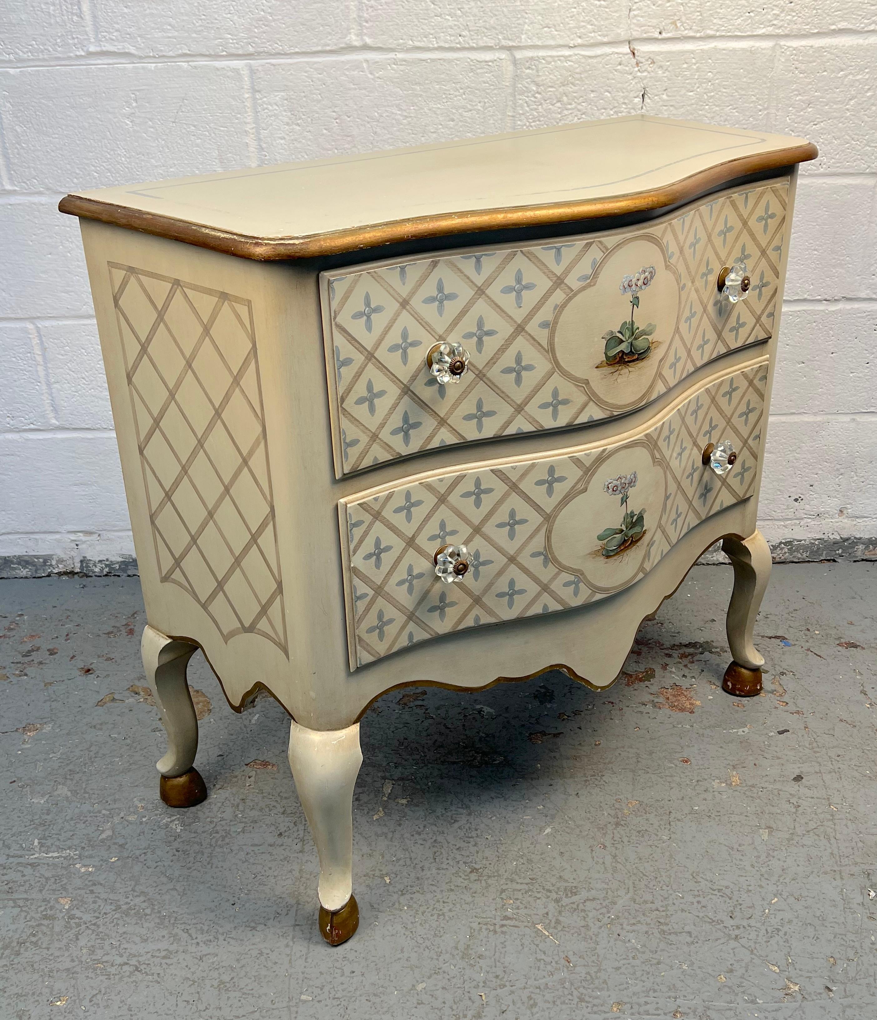 Commode rococo florale peinte à la main, de style ancien en vente 1