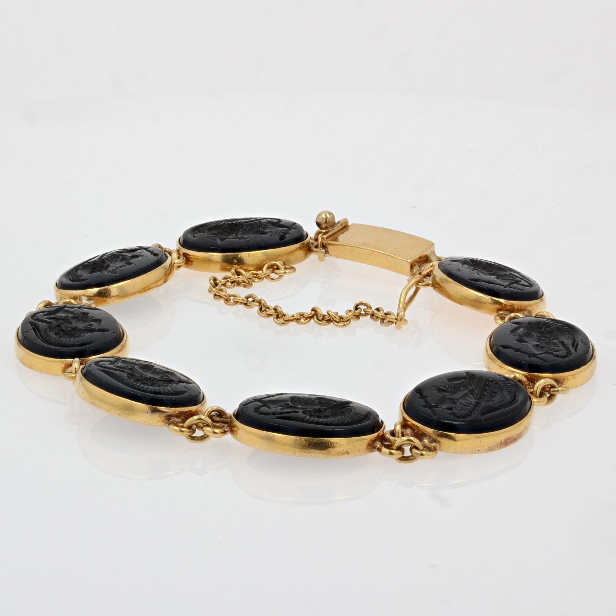 Antikes Armband aus 14 Karat Gelbgold mit Helmen und Krieger-Intaglios im antiken Stil (Neoetruskisch) im Angebot