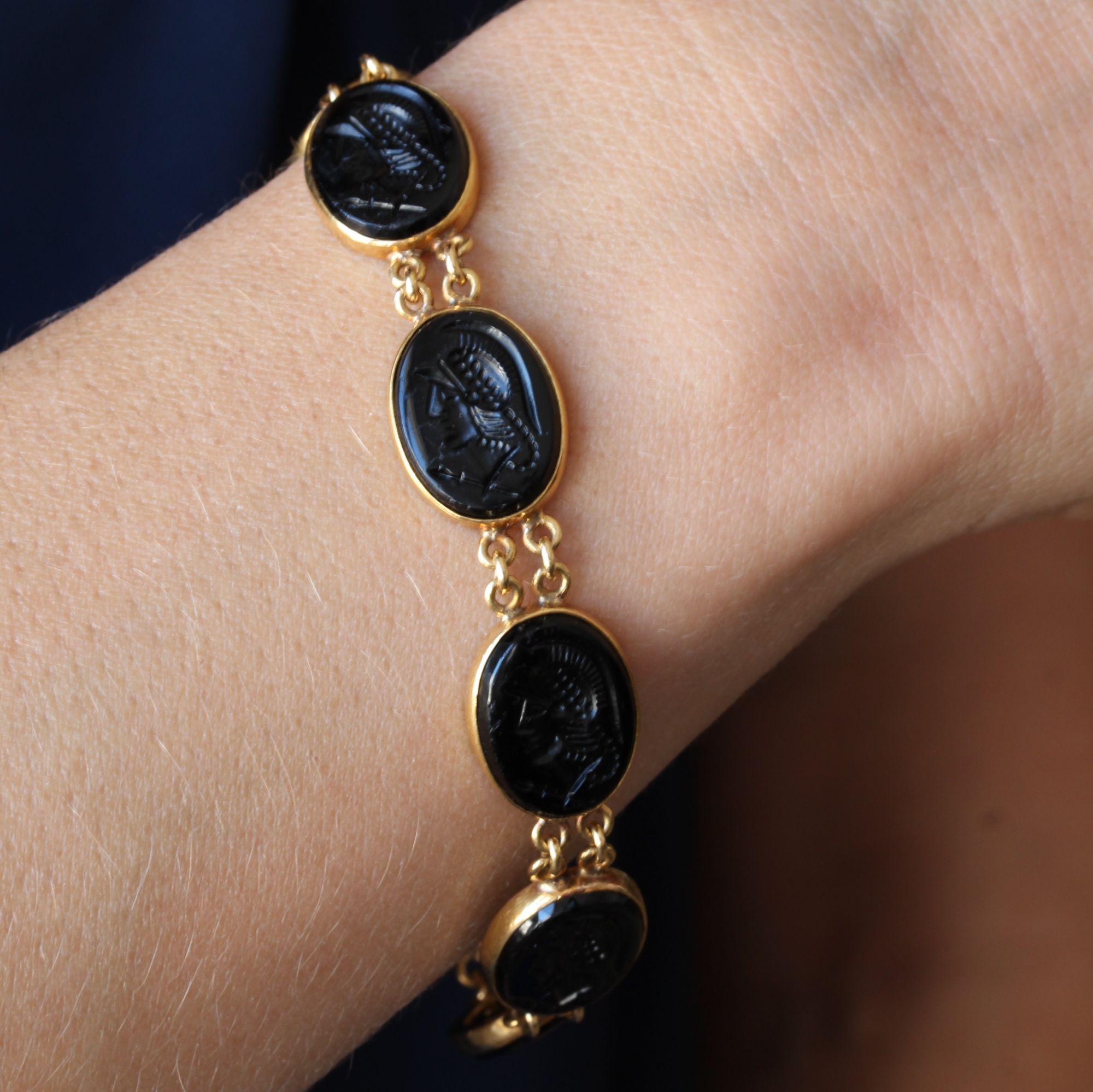 Antikes Armband aus 14 Karat Gelbgold mit Helmen und Krieger-Intaglios im antiken Stil Damen im Angebot