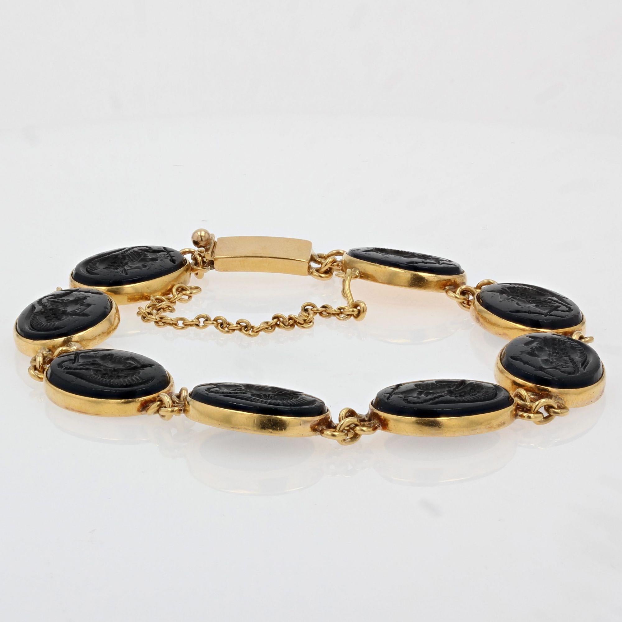 Antikes Armband aus 14 Karat Gelbgold mit Helmen und Krieger-Intaglios im antiken Stil im Angebot 1