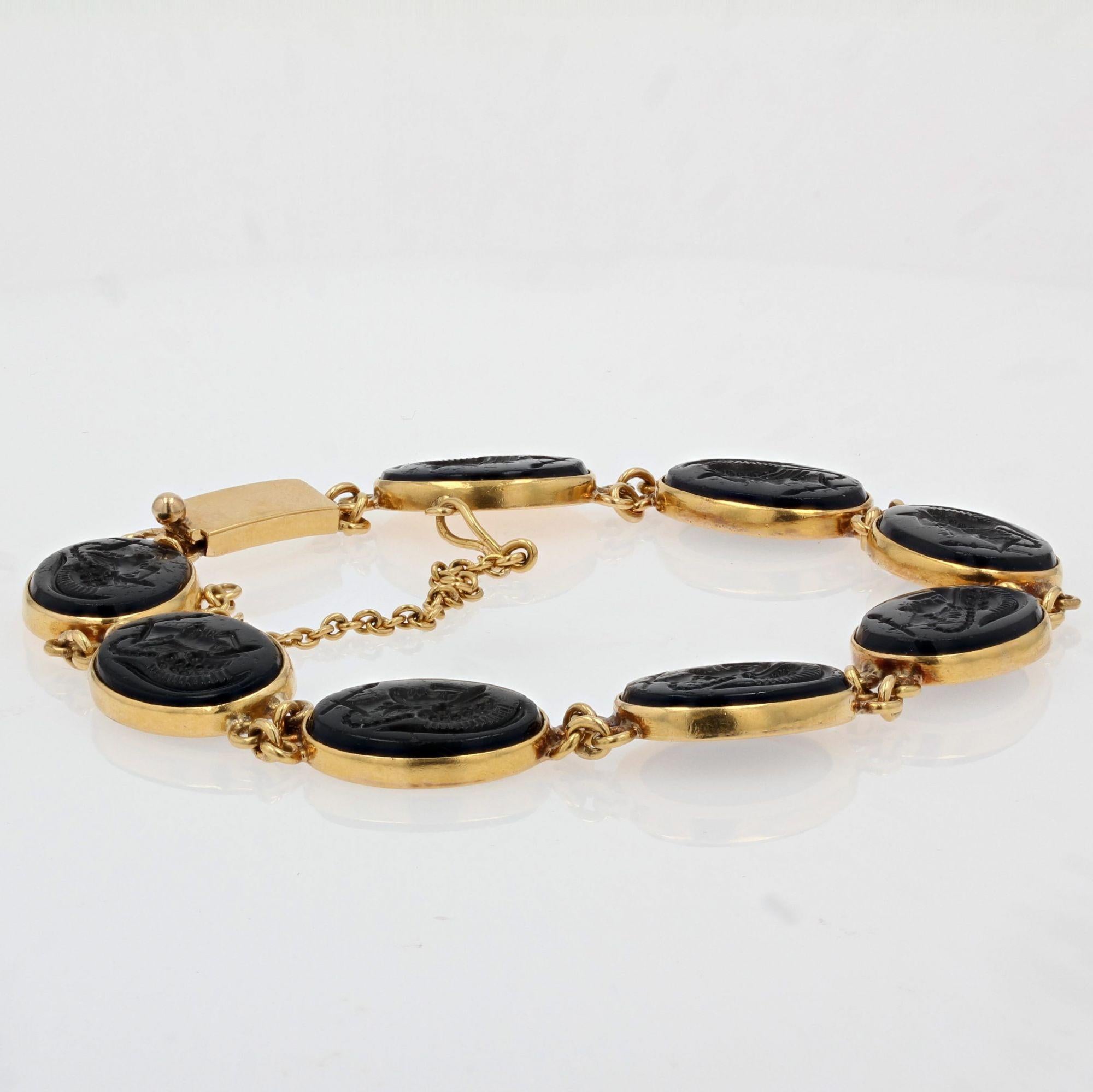 Antikes Armband aus 14 Karat Gelbgold mit Helmen und Krieger-Intaglios im antiken Stil im Angebot 2