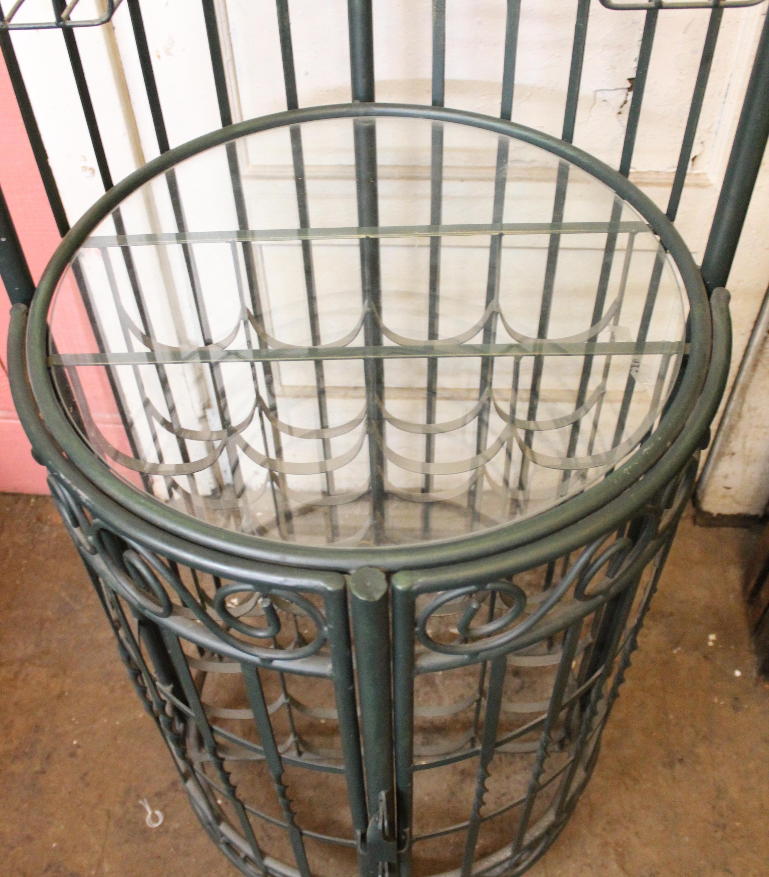 Armoire à vin en fer de style ancien Bon état - En vente à Brooklyn, NY