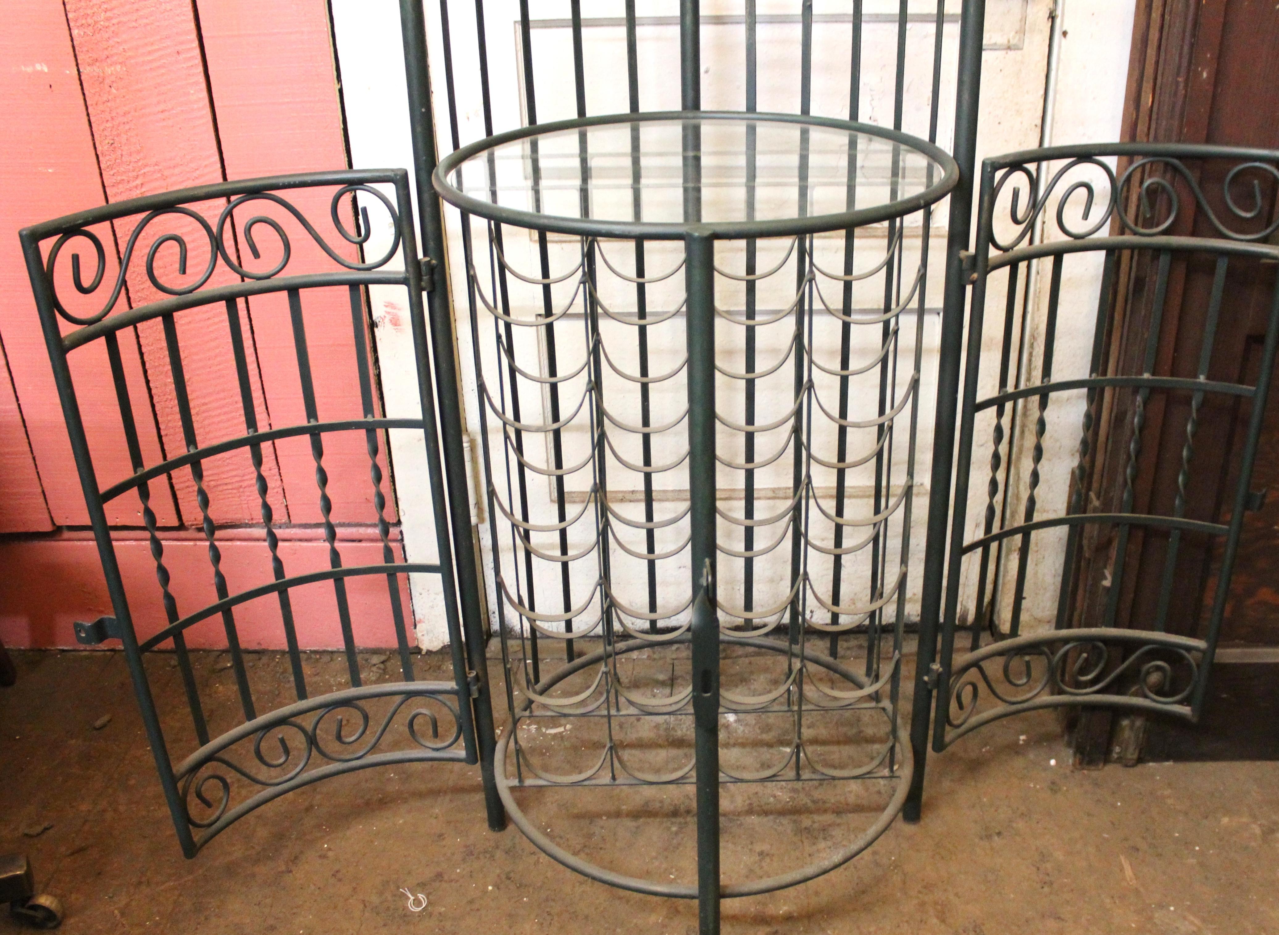 20ième siècle Armoire à vin en fer de style ancien en vente