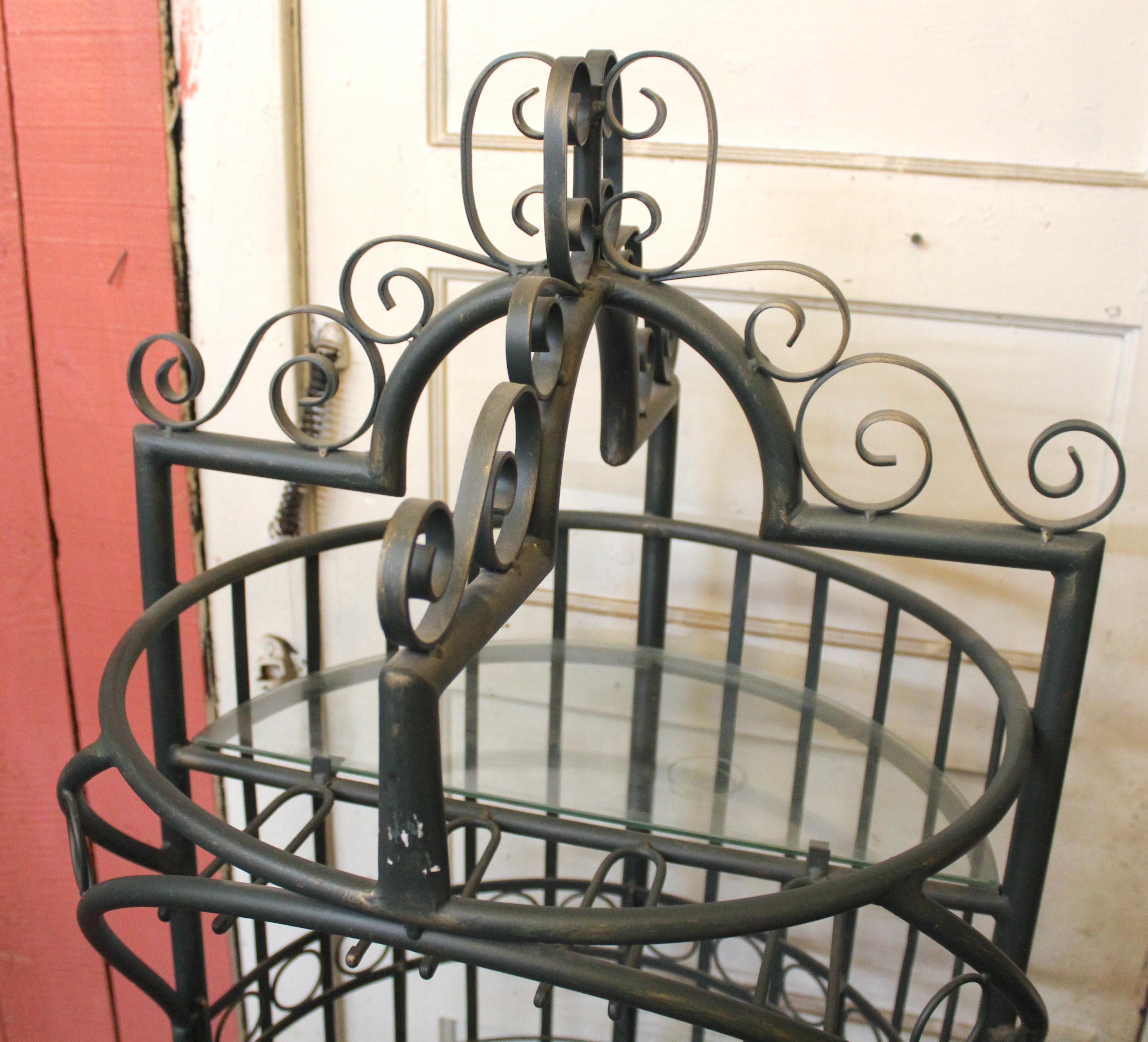 Verre Armoire à vin en fer de style ancien en vente