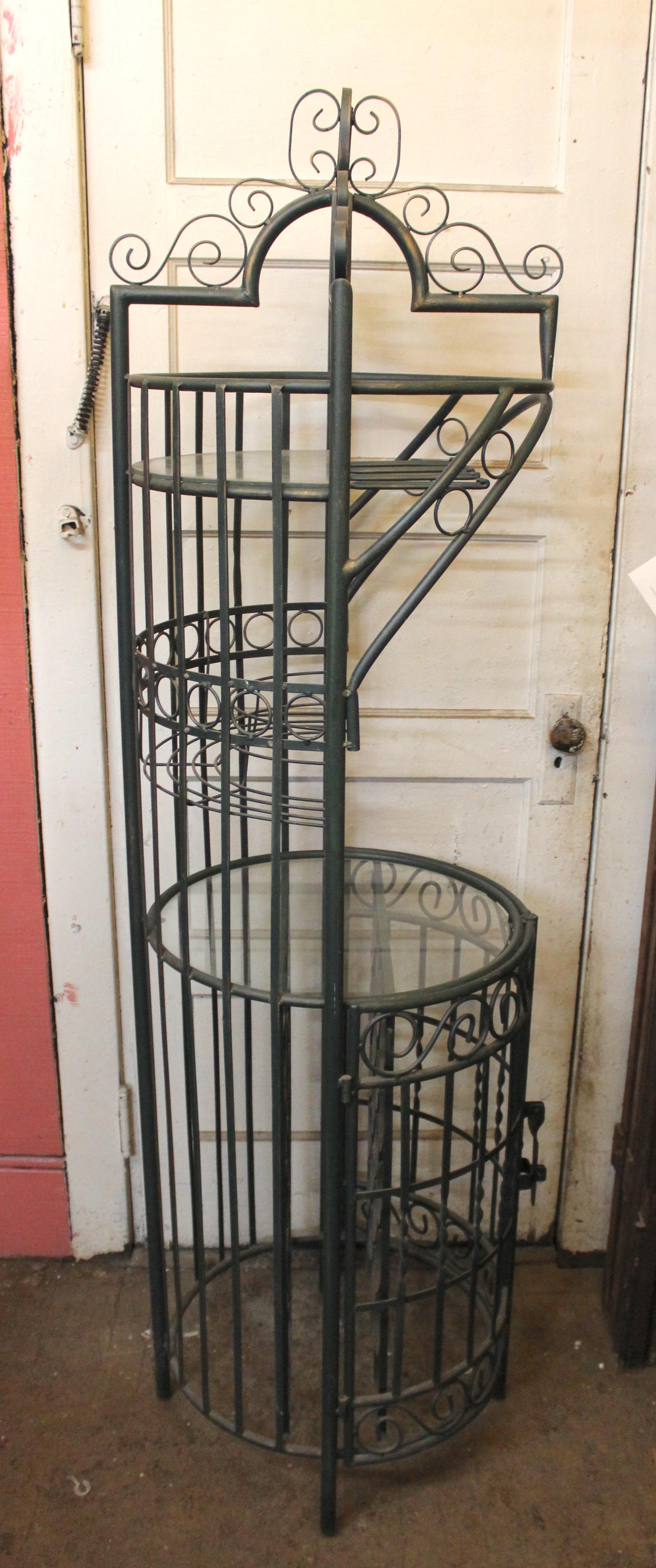 Armoire à vin en fer de style ancien en vente 1