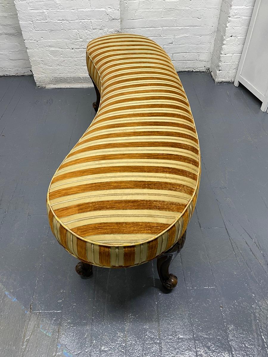 Sculpté Banc ancien en forme de rein en noyer de style antique en vente