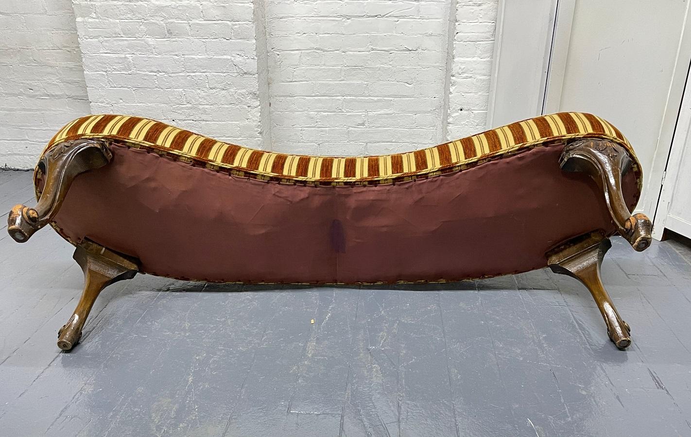 Banc ancien en forme de rein en noyer de style antique en vente 1