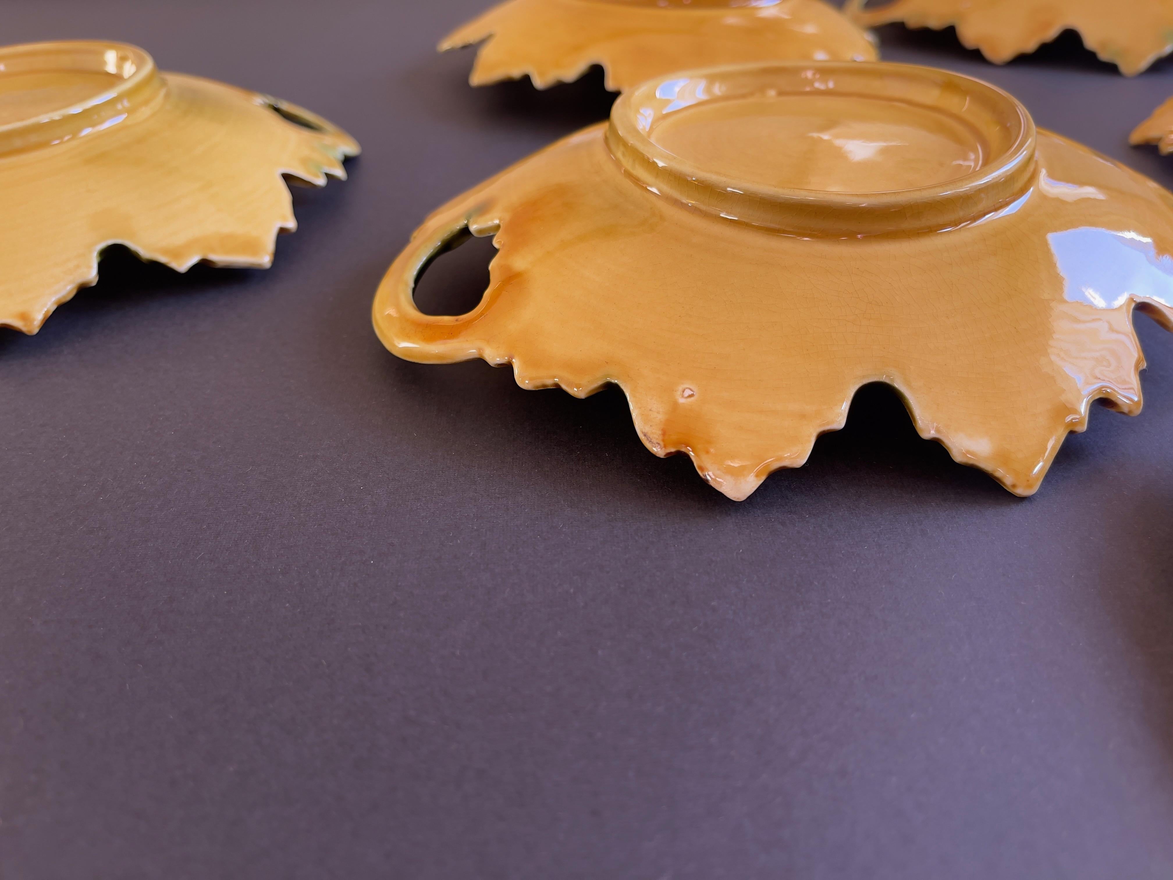 Plats à feuilles en majolique de style ancien, lot de 6 plats d'accompagnement aux couleurs chaudes de l'automne en vente 2