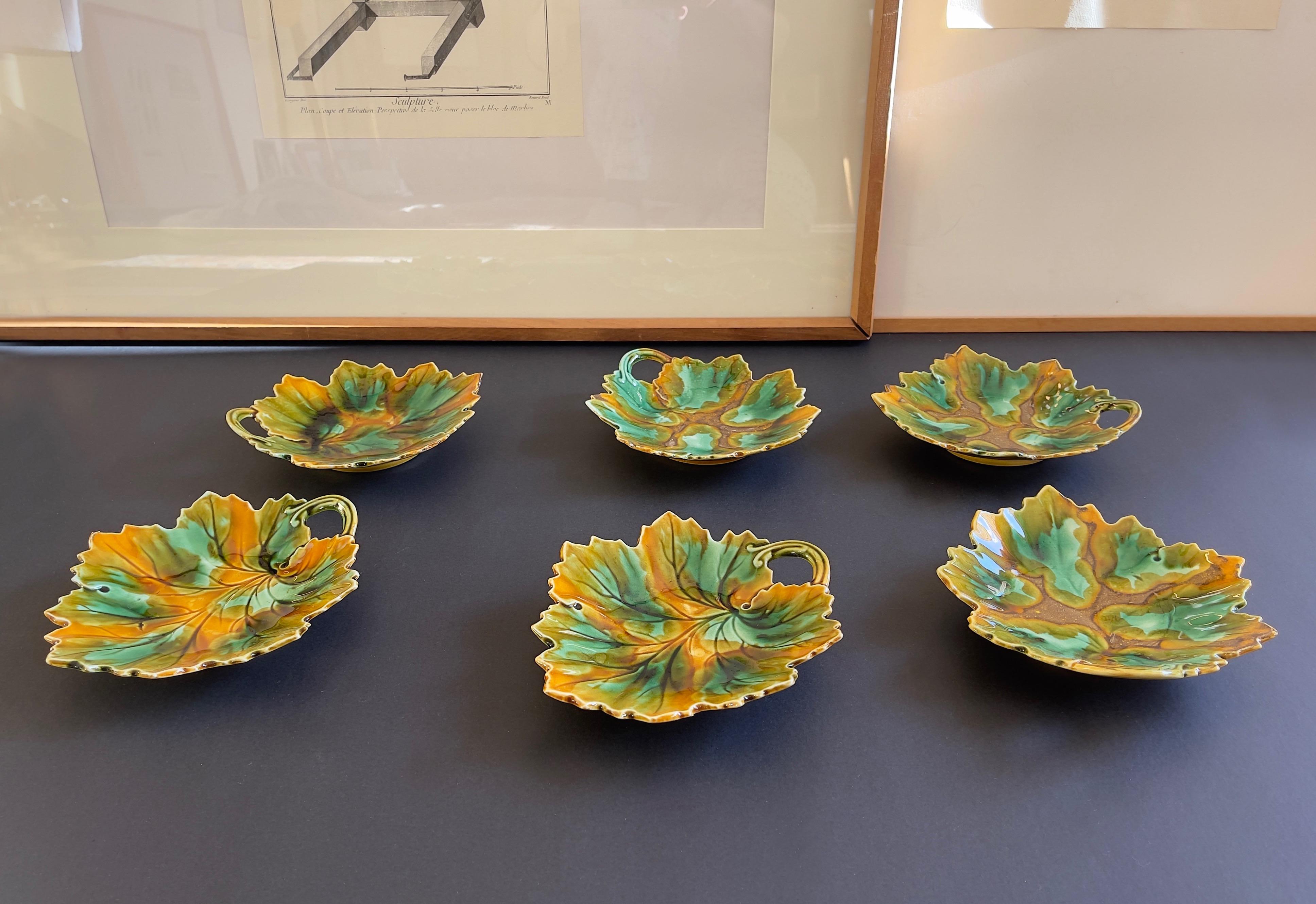 Ensemble décoratif de 6 plats à feuilles Majolika de style art déco.
Probablement par Villeroy & Boch Luxembourg vers 1950.
Le glaçage Majolika chaud et terreux, merveilleusement combiné, décore le dessert ou l'accompagnement en forme de feuille de