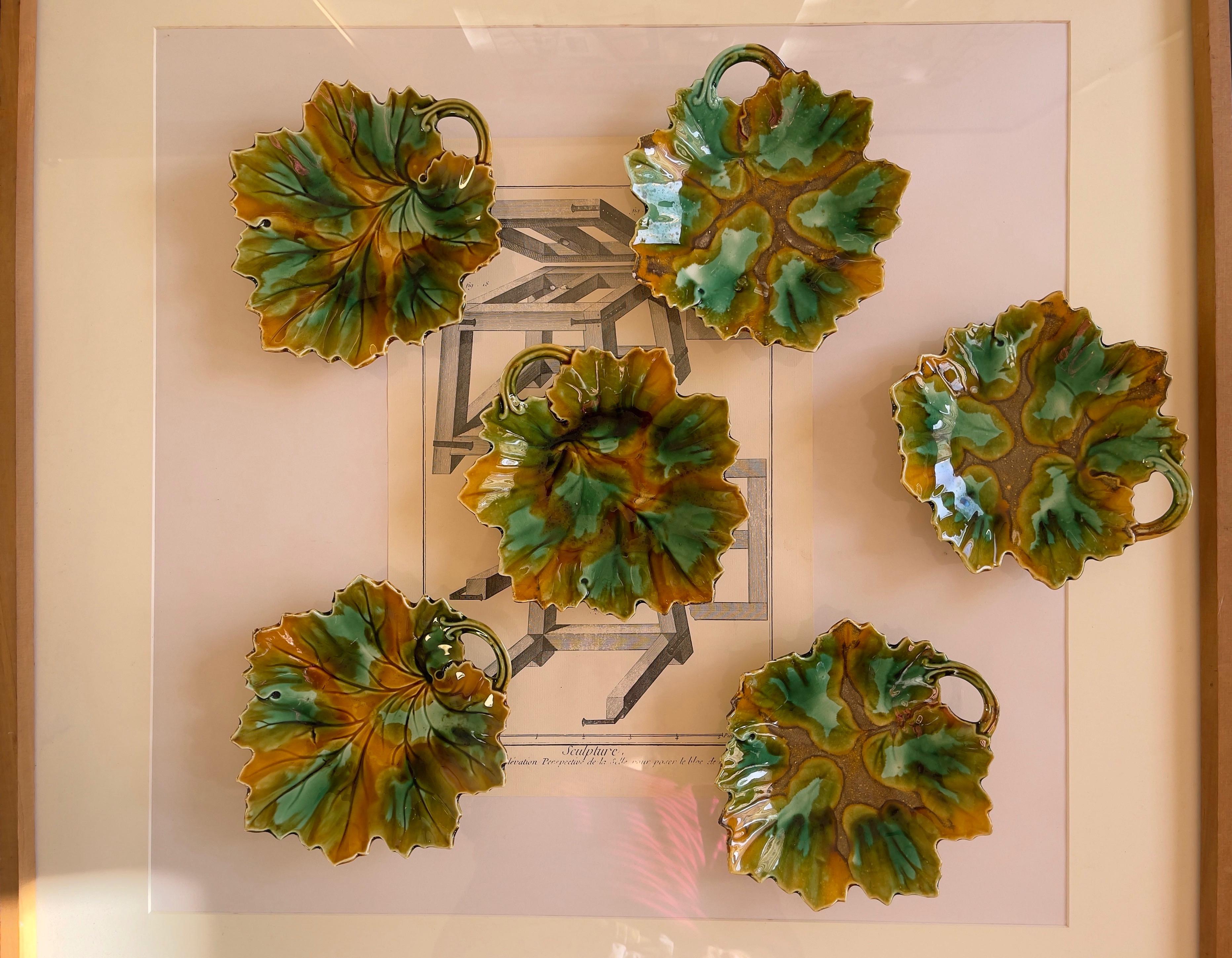 Art déco Plats à feuilles en majolique de style ancien, lot de 6 plats d'accompagnement aux couleurs chaudes de l'automne en vente