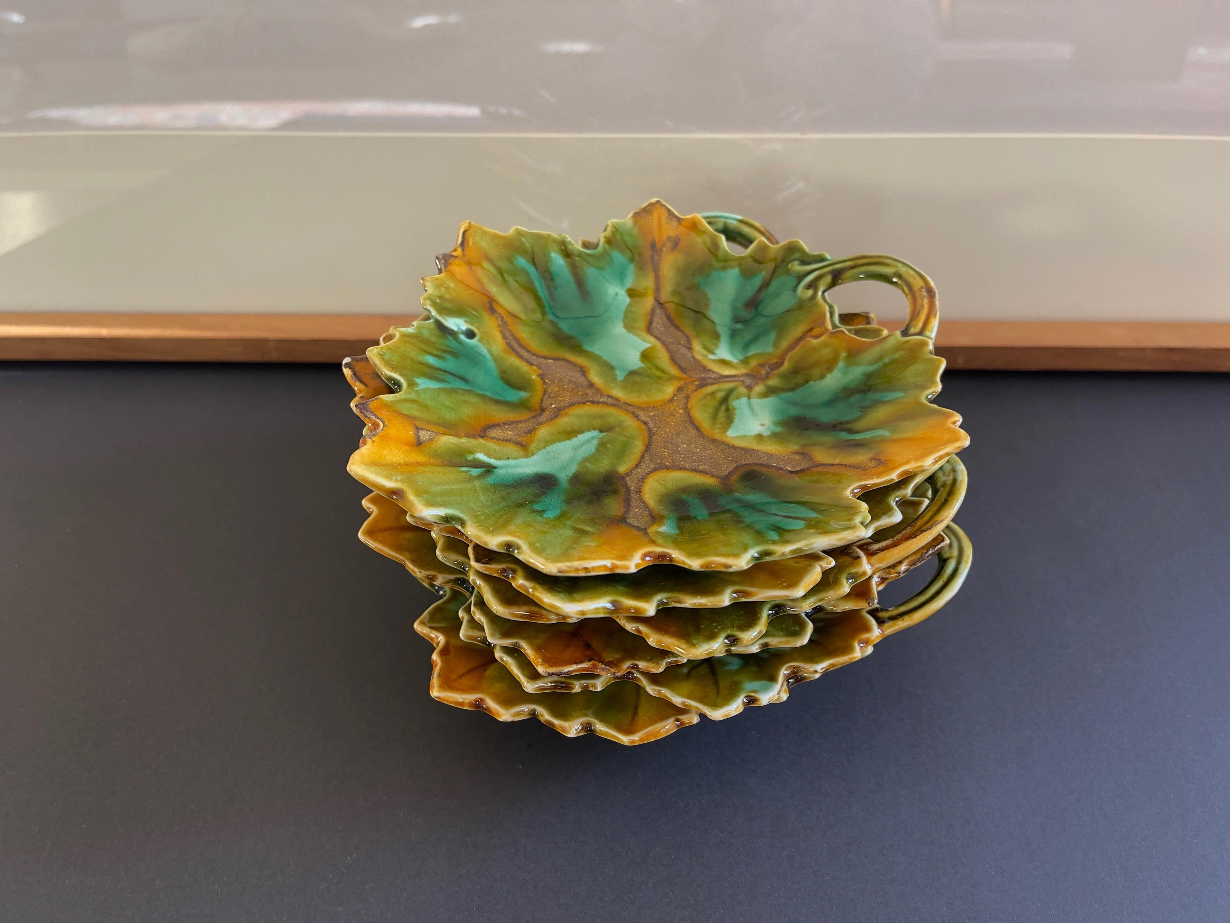 Fait main Plats à feuilles en majolique de style ancien, lot de 6 plats d'accompagnement aux couleurs chaudes de l'automne en vente