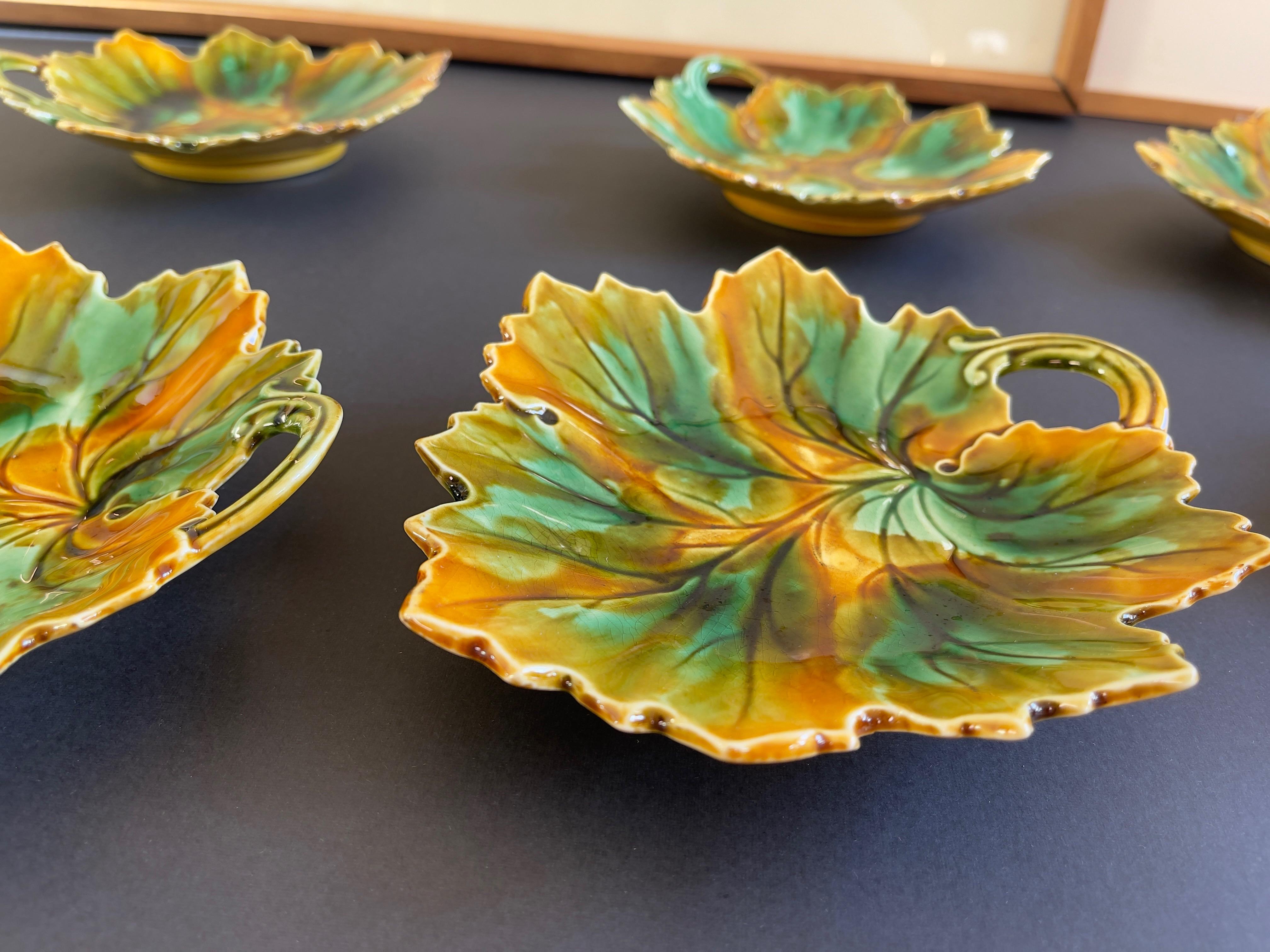 Plats à feuilles en majolique de style ancien, lot de 6 plats d'accompagnement aux couleurs chaudes de l'automne Bon état - En vente à Andernach, DE