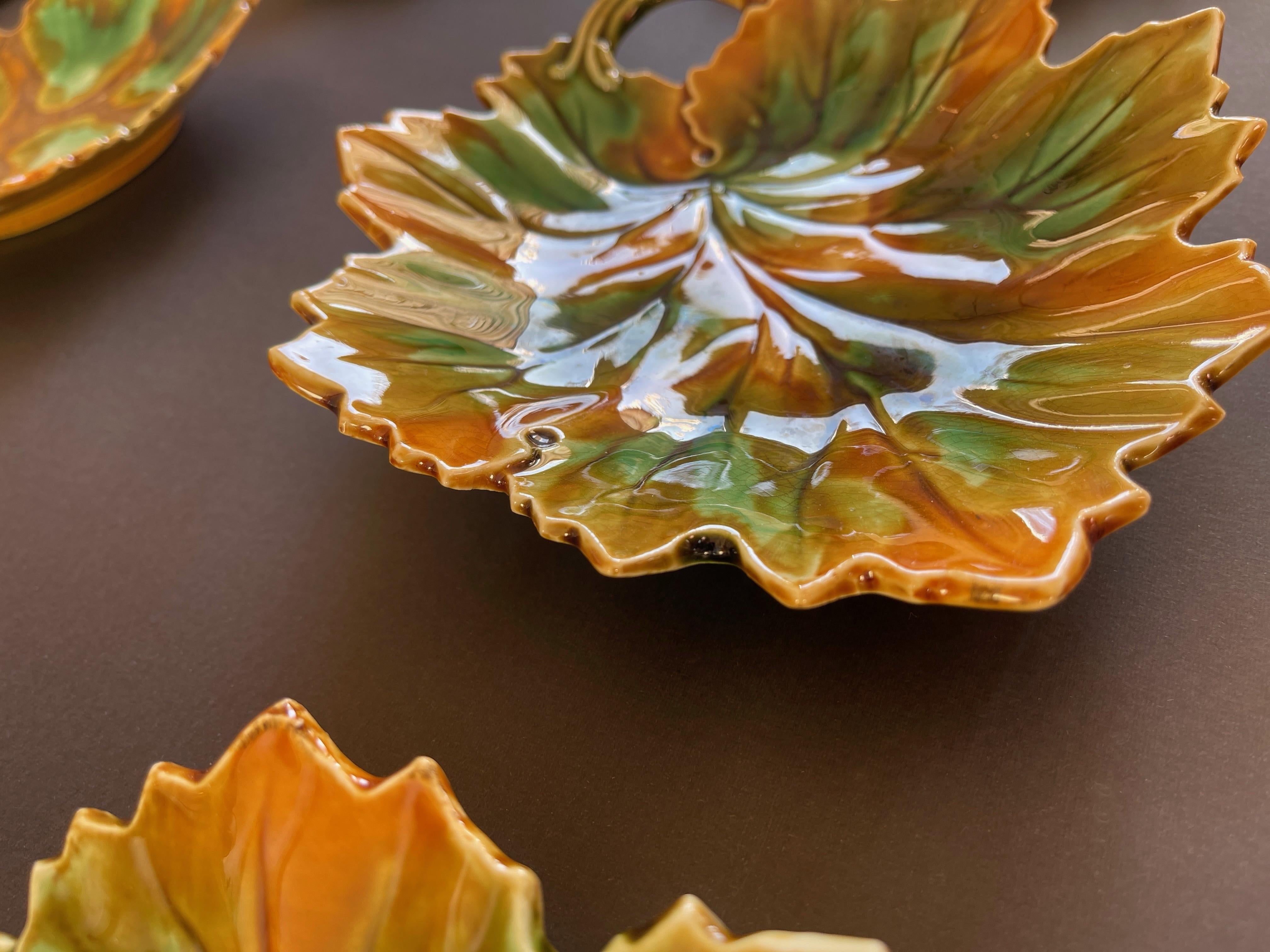 Début du 20ème siècle Plats à feuilles en majolique de style ancien, lot de 6 plats d'accompagnement aux couleurs chaudes de l'automne en vente
