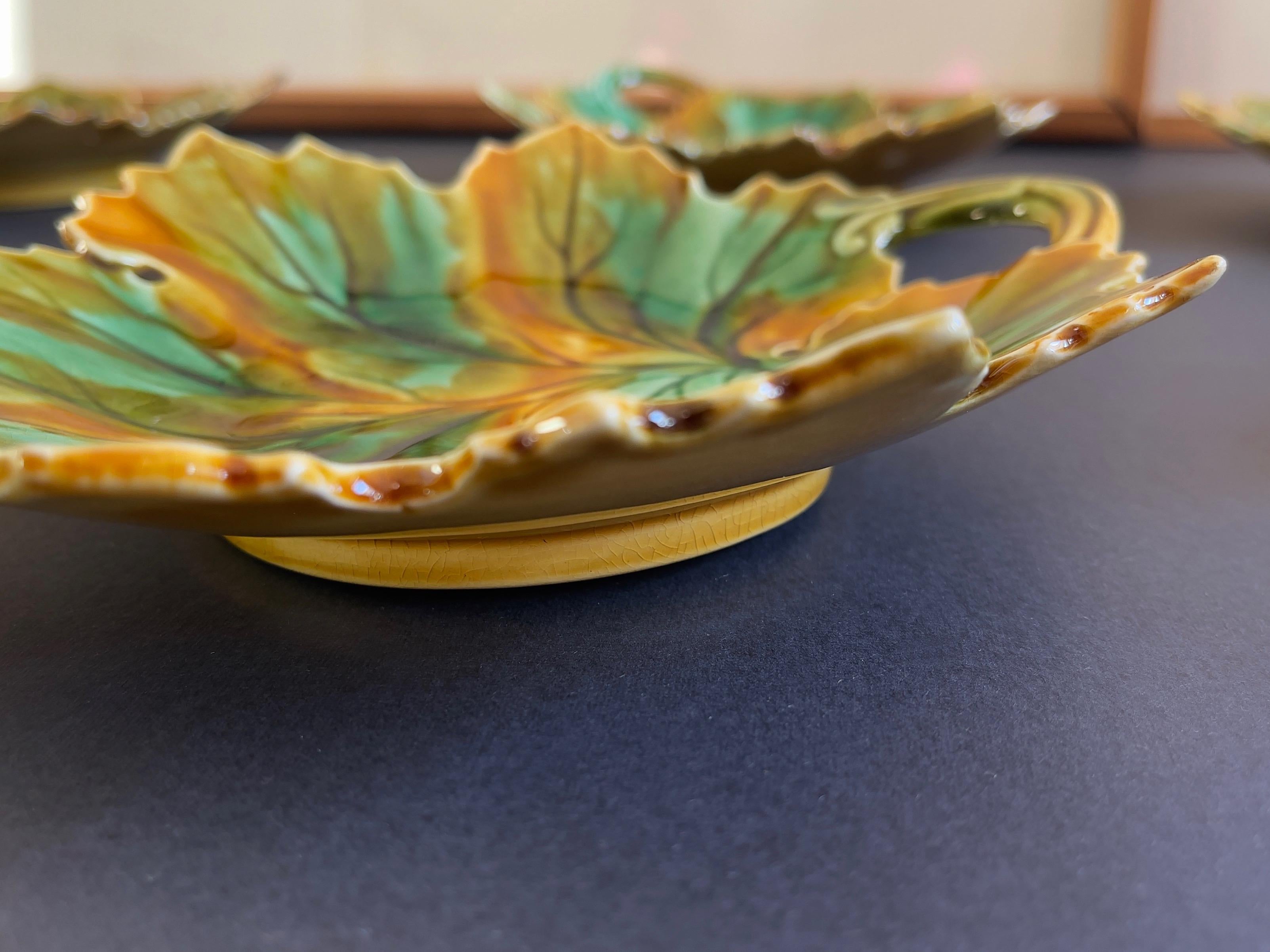 Céramique Plats à feuilles en majolique de style ancien, lot de 6 plats d'accompagnement aux couleurs chaudes de l'automne en vente