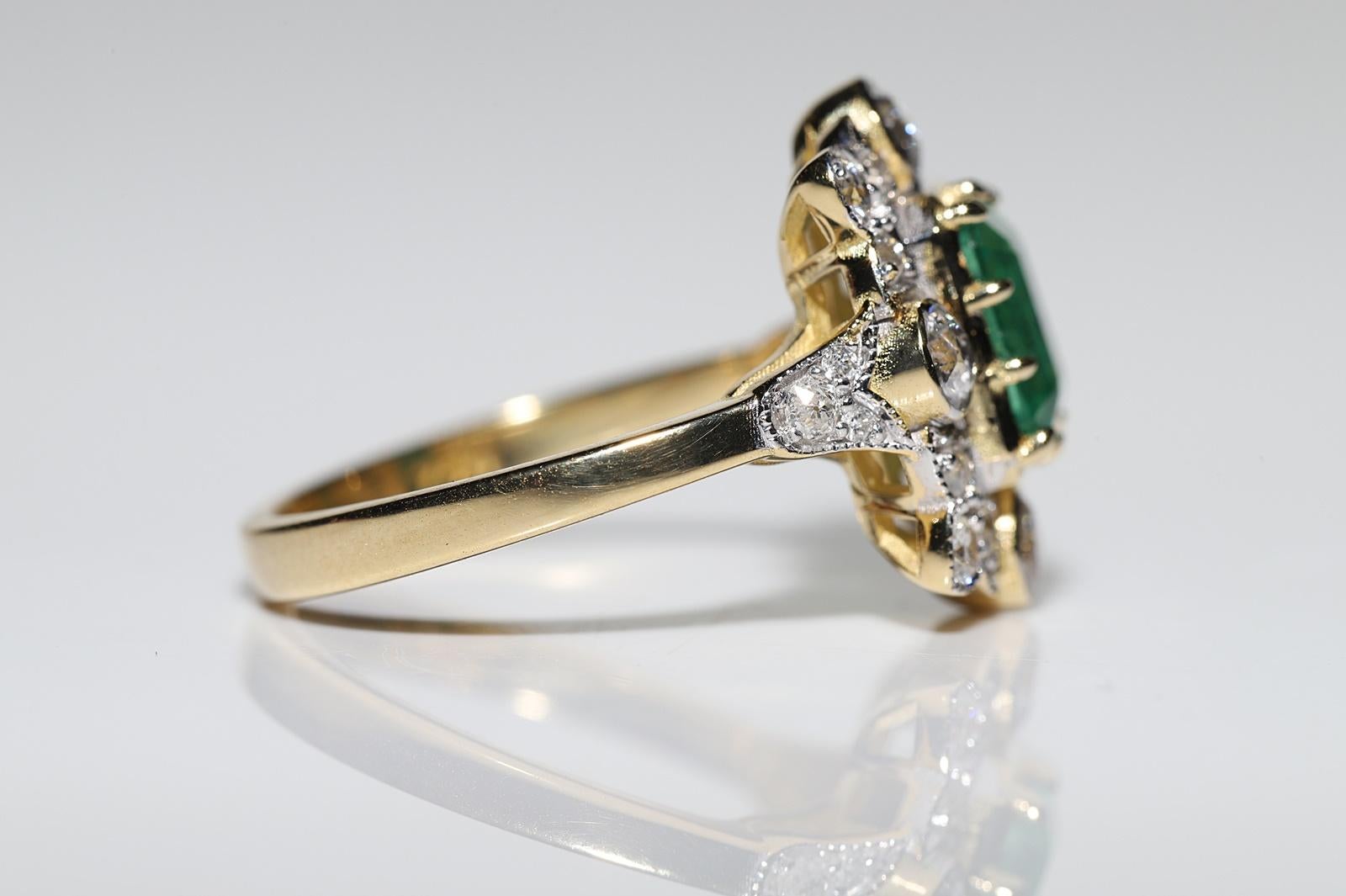 Bague de fabrication neuve en or 18 carats décorée de diamants naturels et d'émeraudes  en vente 1